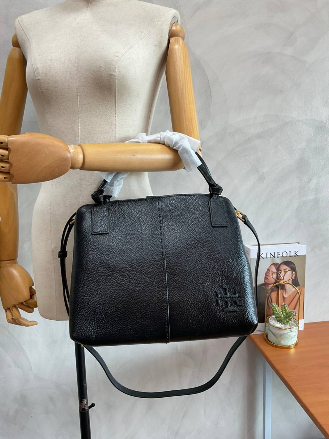 TORY BURCH Mcgraw Satchel Tote Bag (Size L) กระเป๋าถือ/สะพาย Crossbody วัสดุหนังลูกวัวแท้ 100% ด้านหน้าประดับโลโก้หนัง ตัดเป็นรูปตัว T สัญลักษณ์แบรนด์ ตัวกระเป๋าเดินด้ายเล่นลายเพิ่มลูกเล่น เพื่อความเก๋!!