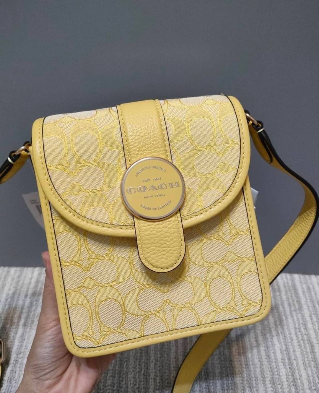 COACH North/South Lonnie Crossbody In Signature Jacquard C8321 ภาพสินค้าถ่ายจากงานขายจริง ใช้งานต่างประเทศได้