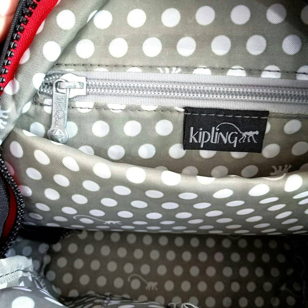 KIPLING 2WAYS MINI BACKPACK 👍กระเป๋าสะพาย2Wayรุ่นใหม่วัสดุ Nylon & Polyester 100% 👍หูหิ้วมีลายปั้มแบรนด์ 👍สายสะพายยาวเลื่อนปรับได้ถอดได้ 👍สามารถถือหรือสะพายได้ จะสะพายไหล่ สะพายเฉียง Crossbody หรือจะคล้องสายเป็นเป้สะพายหลัง