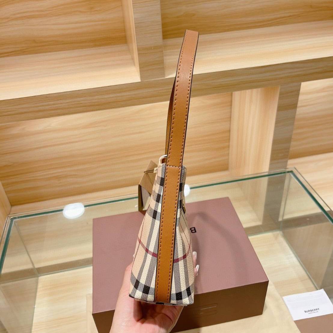 BURBERRY VINTAGE BAG VIP GIFT WITH PURCHASE (GWP) พรีเมี่ยมกิ๊ฟ Limited Edition จากBURBERRY วัสดุหนังPVC หนังนิ่ม กระเป๋าสะพายไหล่ทรงสวย เปิดปิดด้วยกระดุมแม่เหล็กด้านใน ภายในมีช่องใส่ของโล่งกว้าง พร้อมช่องซิปอีกหนึ่งช่อง สามารถใส่มือถือ กระเป๋าสตางค์ยาว ข