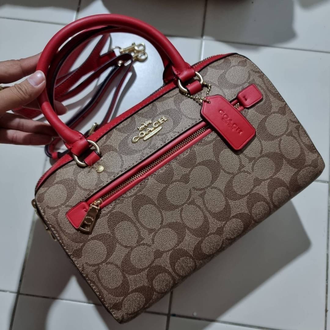 COACH F83607 ROWAN SATCHEL IN SIGNATURE CANVAS กระเป๋าทรงหมอนยอดฮิต คลาสสิคใช้งานได้ไม่มีเบื่อ มาครบสีขายดี ด้วยรูปทรงสวยงาม และใช้งานได้อย่างกระฉับกระเฉง วัสดุหนังแคนวาสเคลือบลาย ทนทาน ภายในโล่งกว้าง มีช่องซิปและแบ่งสัดส่วนได้ลงตัว บอกเลยว่าสาวๆพลาดไม่ได
