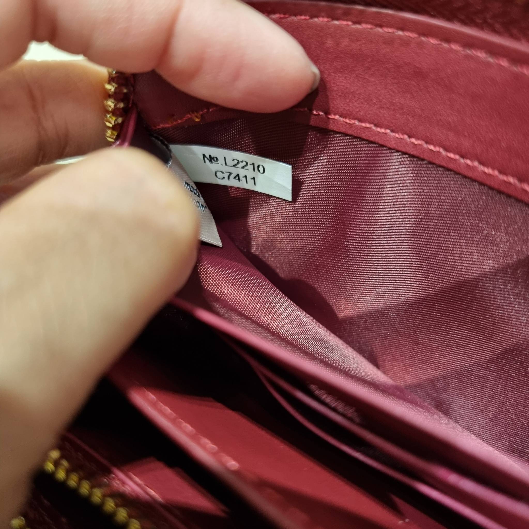 COACH C7410 LONG ZIP AROUND WALLET WITH ORNAMENT PRINT ความสวยต้องส่งต่อ!! คอลเลคชั่นใหม่ 2IN1 คุ้มค่าแบบที่สุด กระเป๋าสตางค์กึ่งคล้องมือ ดีไซน์ลวดลายสดใส น่ารักน่าใช้ คลาสสิคใช้ง่าย ไม่มีเบื่อ วัสดุหนังแคนวาสเคลือบลาย มาพร้อมสายคล้องมือ ถอดออกได้ ภายในใส