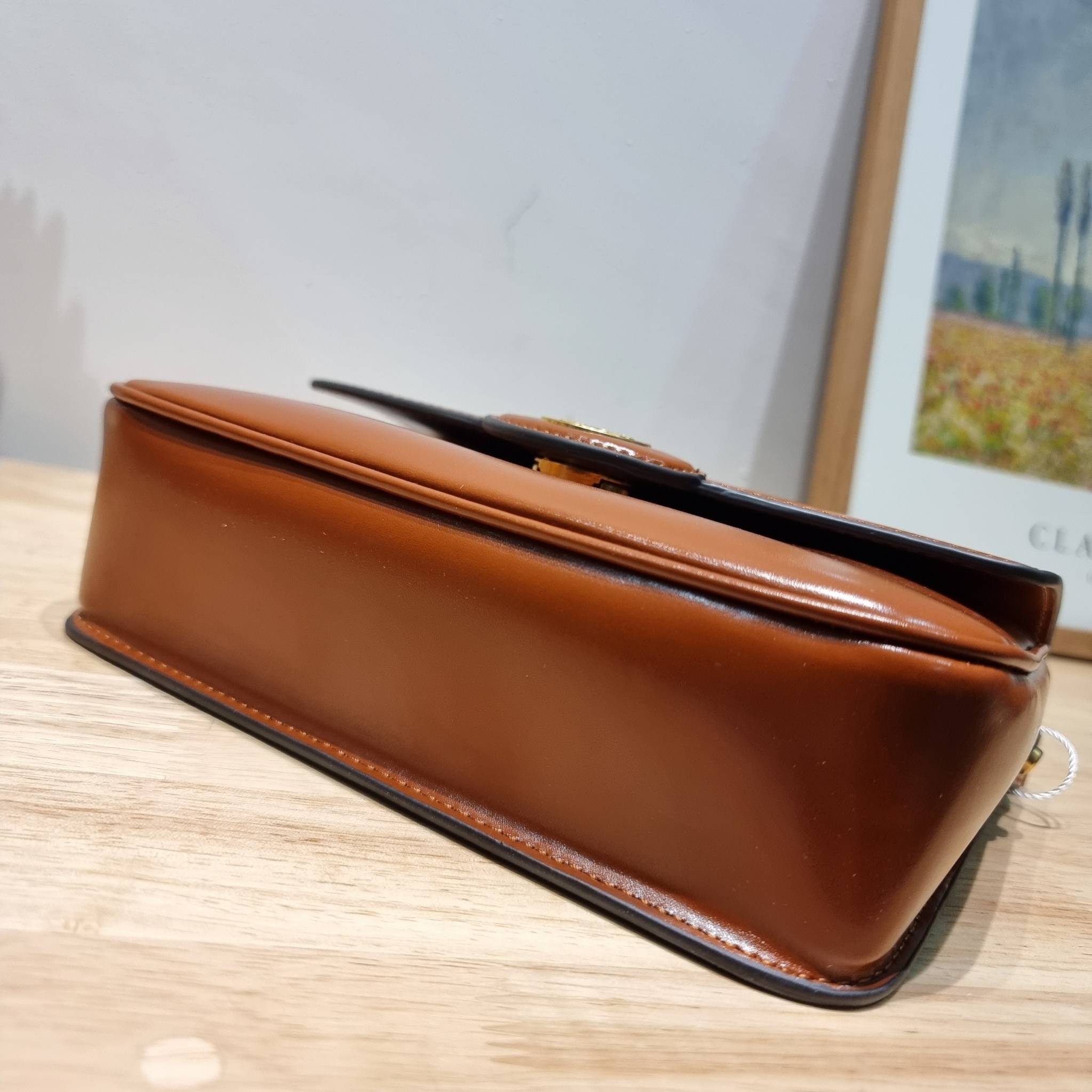 TORY BURCH ROBINSON SPAZZOLATO CONVERTIBLE SHOULDER BAG คอลเลคชั่นใหม่ สวยก่อนใคร ในราคาสุดคุ้ม! กับกระเป๋าสะพายไหล่ ดีไซน์สุดหรู หนังแก้วเงาสวยคม สีผู้ดี รูปทรงใช้งานได้ทุกลุค