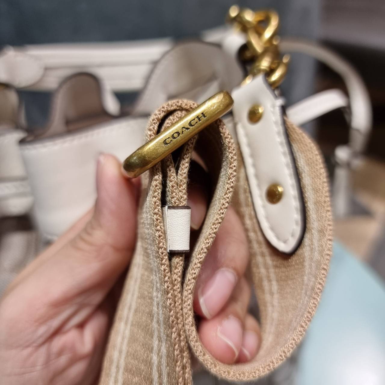 COACH C3853 FIELD BUCKET BAG IN SIGNATURE JACQUARD กระเป๋าสะพายทรงบัคเก็ต รุ่นใหม่ล่าสุด ดีไซน์ลายซิกเนเจอร์บนผ้า jacquard สวยคม เป็นเอกลักษณ์ไม่ซ้ำใคร มาพร้อมสายสะพายผ้าสปอร์ต และสายสั้นสำหรับคล้องแขนได้ สามารถรูดปิดปากกระเป๋าด้วยหนังรอบใบ เพิ่มดีเทลให้ต