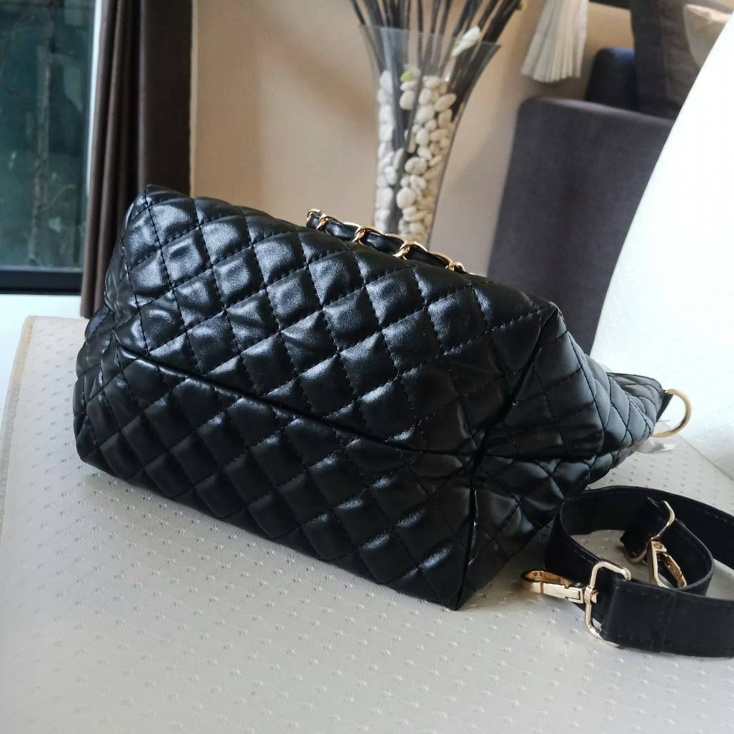 Must Have! Chanel Tote & Shopping Bag กระเป๋าสะพายทรง Shopping Bag พรีเมี่ยมกิ้ฟ Limited Edition ของแท้ 100% นำเข้าจาก Chanel Perfume Counter ใบใหญ่วัสดุหนัง PU ประดับโลโก้ CC สุดคลาสสิค ซับใน Polyester 100% เปิดปิดด้วยกระดุมแม่เหล็ก จุสุดๆ สามารถใส่เอกสา