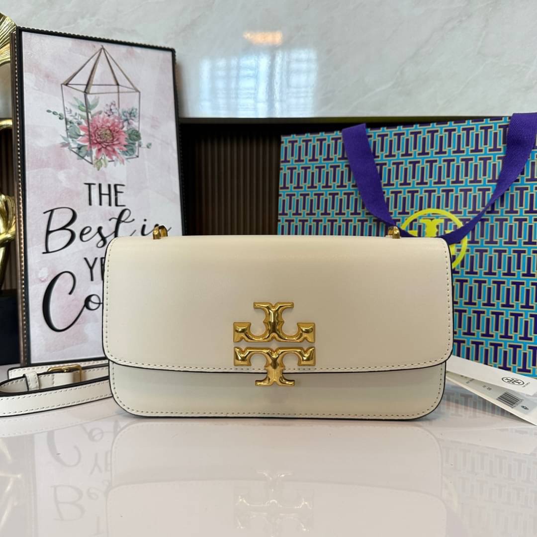 TORY BURCH ELEANOR SMALL LONG CONVERTIBLE SHOULDER กระเป๋าสะพายทรงยาว E/W Eleanor Convertible สูดหรู ดูแพง หนังแท้ เรียบสวยหรู โดดเด่นด้วยป้ายโลโก้สีทอง ลาย Double T อันเป็นเอกลักษณ์ ภายในช่องโล่งกว้างสามารถใส่โทรศัพท์ได้ทุกรุ่น สามารถใส่กระเป๋าสตางค์ใบยา