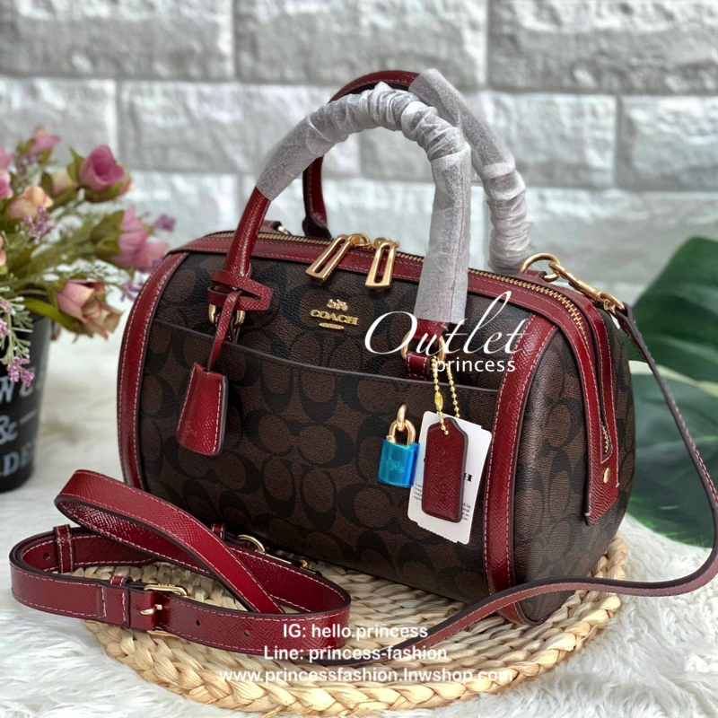 COACH ZOE BARREL SATCHEL IN SIGNATURE BAG กระเป๋าถือ/สะพายข้าง วัสดุหนังแกะแท้อย่างดี ลาย C ทั้งใบ ด้านหน้าห้อยอะไหล่กุญแจแบรนด์+พวงหนังแบรนด์ เพิ่มความหรู เปิดปิดกระเป๋าแบบซิปคู่ ภายในกว้างใส่ของได้จุ มีช่องโล่งใส่ของจุกจิกให้ ซับในบุผ้ากึ่งกำมะหยี่อย่าง