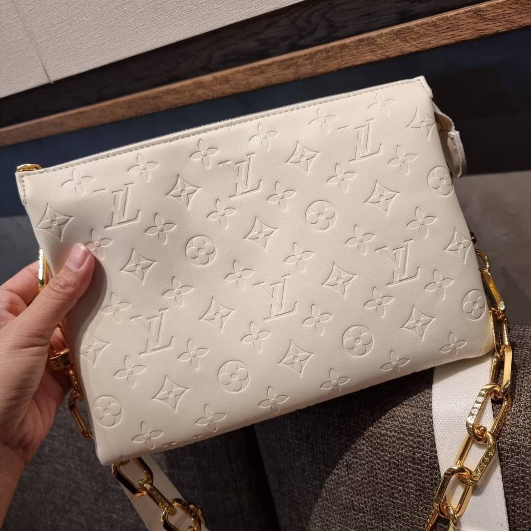 LV HANDLE POUCH MONOGRAM / LV Coussin กระเป๋าสะพายกึ่งคลัชท์ สุดล้ำ มาแรงมาก ด้วยความสวยปังตั้งแต่แรกเห็น วัสดุหนังแกะปั๊มลายสวยคม มาพร้อมสาย 2 เส้น เลิศๆ มีสายโซ่ที่มีดีเทลละเอียดไม่ซ้ำ และสายสปอร์ตครอสบอดี้ ที่จะคล้องไว้ทั้งสองเส้นก็ดีงาม หรือสลับใช้ตาม