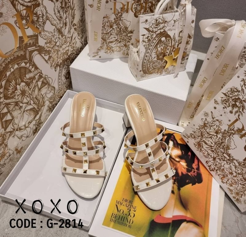 Valentino รองเท้า งานสวม หมุด สวยเก๋ ของมันต้องมีคะ แมทส์ชุดไก้หลากหลาย สวมใส่ง่าย วัสดุหนัง PU พิมพ์ลายคล้ายหนังแท้ ส้นแท่ง ใช้งาน ยื่น เดิน สบาย ไม่เมื่อย