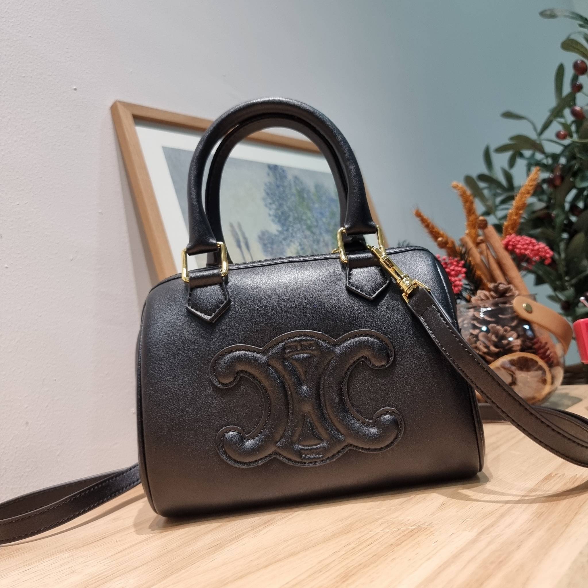CELINE SMALL BOSTON CUIR TRIOMPHE IN SMOOTH LEATHER ฮิตมากกับสุดยอดความคลาสสิค ในรูปทรงสวย กับกระเป๋าสะพายทรงหมอน กะทัดรัด ขนาดกำลังดี ใช้งานสะดวก วัสดุหนังผิวเรียบ สวยคม