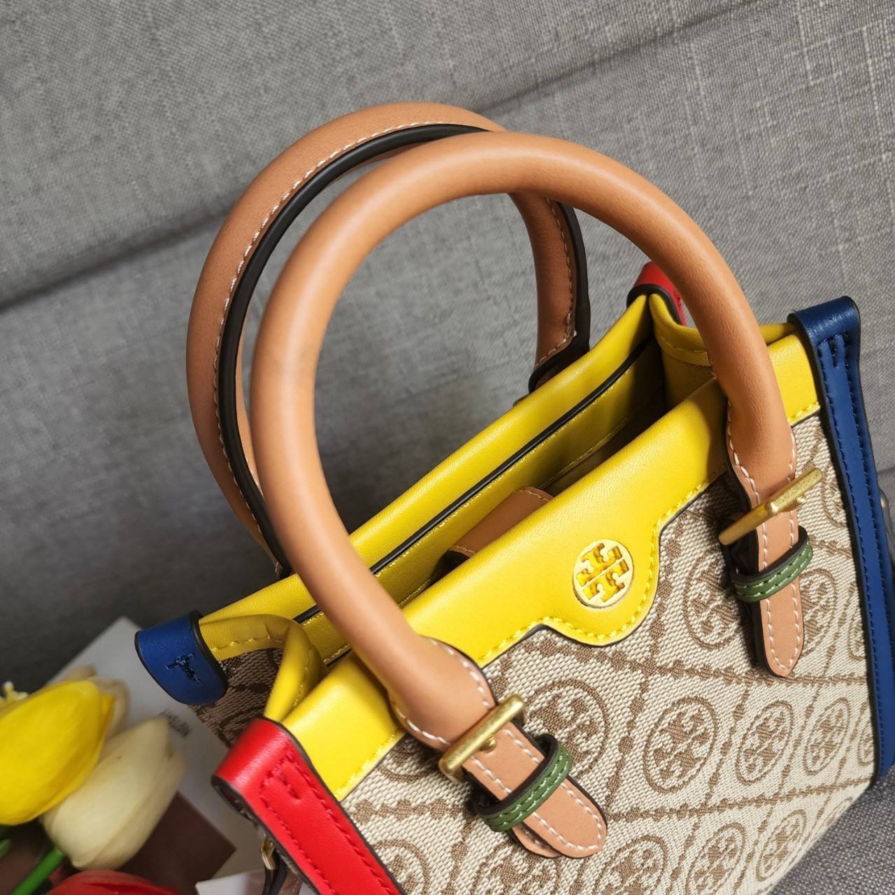 TORY BURCH T MONOGRAM COLORBlOCK JACQUARD MINI TOTE คอลเลคชั่นใหม่ล่าสุด ครอบครองก่อนใคร ไอเท็มยุคนี้รุ่นที่ควรมีติดตู้คะสาวๆ วัสดุ jacquard สลับหนังแท้ หูจับ มาพร้อมสายสะพายข้างหนังแท้ ปรับระดับได้ สายสามารถถอดออกได้ ภายในเป็นช่องโล่ง ใส่มือถือได้ กระเป๋