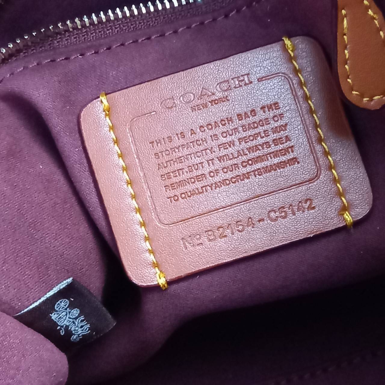 OUTLET 】COACH FIELD TOTE 22 IN RAINBOW SIGNATURE CANVAS(COACH C5142) ความสดใส พร้อมแจ้งเกิด สวยทุกฤดูกาลมากจริงๆ🌺 คอลเลคชั่น ที่ไม่ต้องพูดเยอะ//กระเป๋าทรงTOTE // ว้สดุหนังแคนวาส เก็บดีเทลด้วยหนังแท้ สวยเนียบ ด้วยลาย C signature สีรุ้ง🌈 มีส