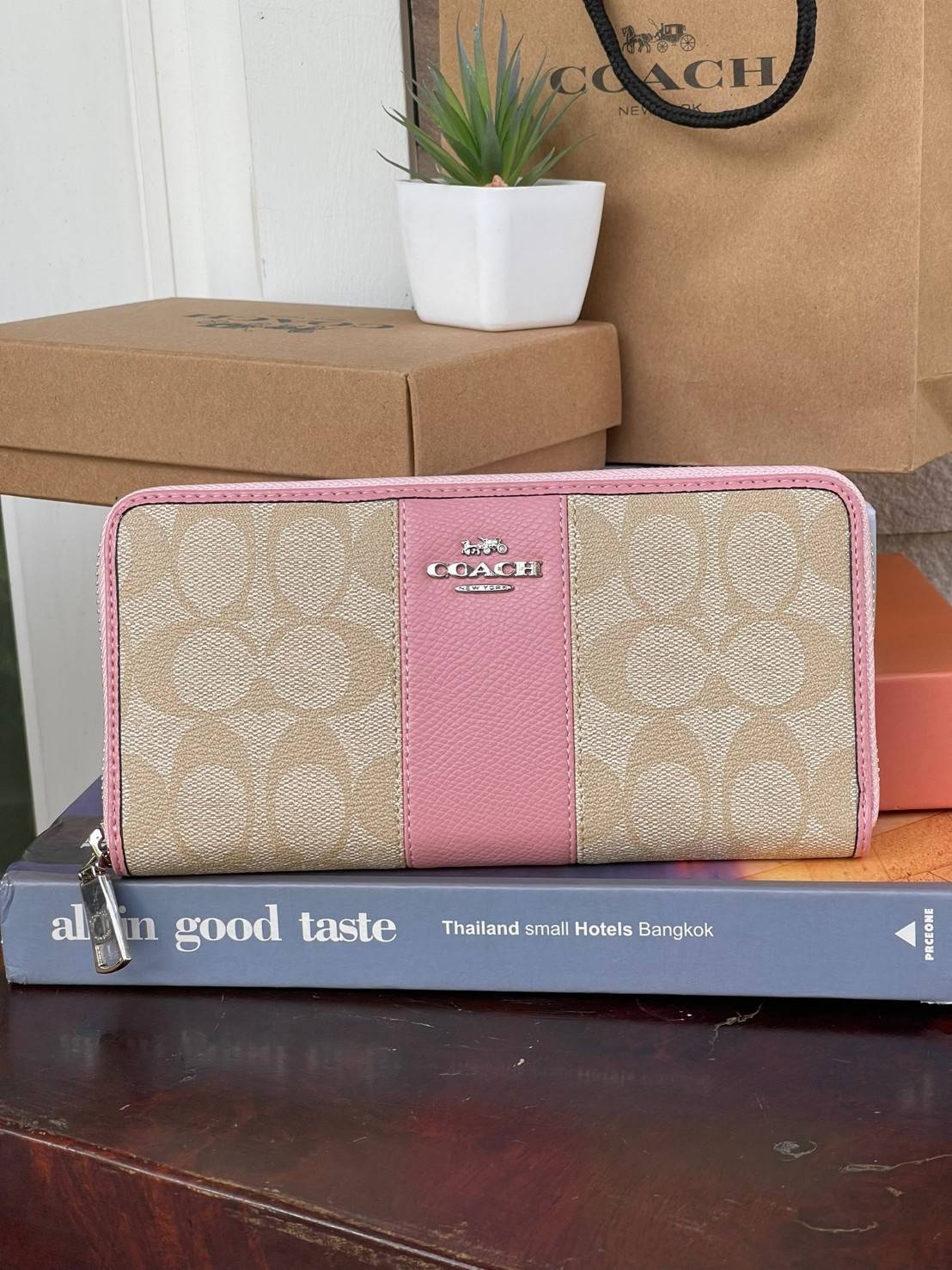 COACH F54630 ACCORDION ZIP WALLET IN SIGNATURE เป็นกระเป๋าสตางค์ที่เหมาะกับการใช้งาน นอกจากเพิ่มความมั่นใจแล้ว ยังทำให้ชีวิตของเราง่ายขึ้นอีกด้วย โดยการเปิดปิดแบบซิปรอบ สามารถใส่ธนบัตร เหรียญ บัตรต่างๆได้หลายใบเลยทีเดียว ขนาดของกระเป๋าสามารถถือแทนกระเป๋าค