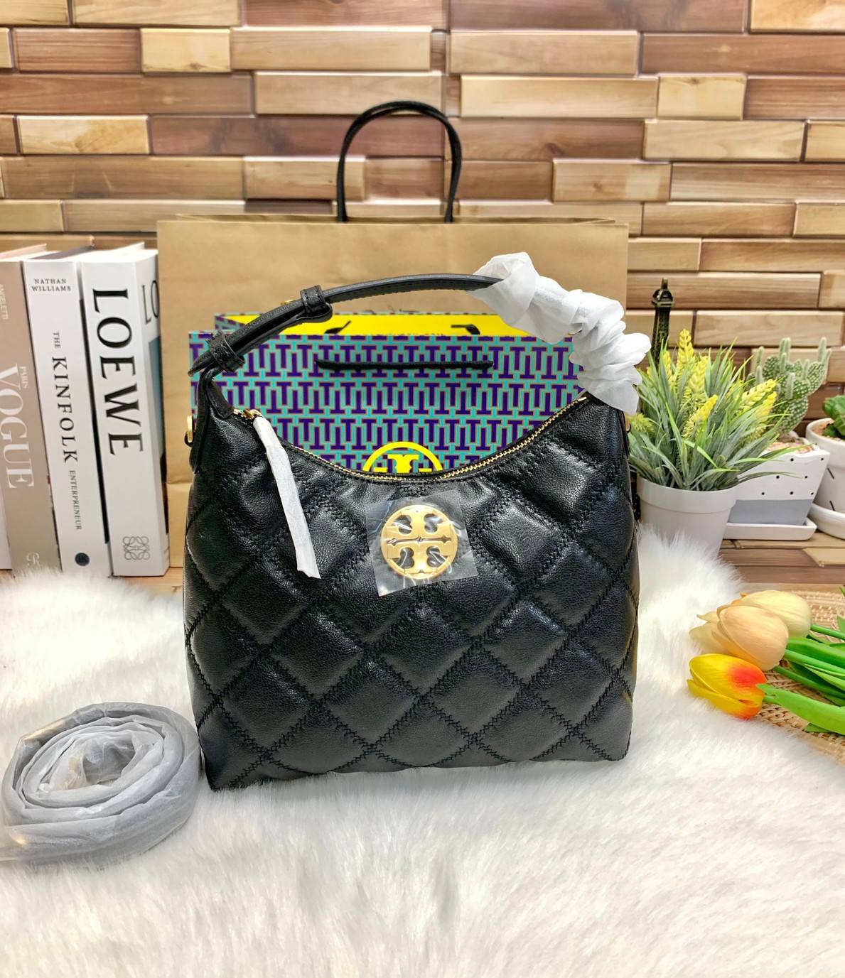 TORY BURCH WILLA MINI HOBO พร้อมส่งที่ไทย น้องน่ารัก กระทัดรัด น่าใช้มากๆเลยค่าา! กระเป๋หิ้วหรือสะพายข้างได้ ทรสวย หนังแท้อย่างดี หนังนิ่มลายนวม สวยมากๆค่ะ เปิดปิดกระเป๋าแบบซิป ภายในโล่งสามารถใส่กระเป๋าเงินใบยาวได้;ของจำเป็นอื่นๆได้พอประมานเลยนะคะ พร้อมช่