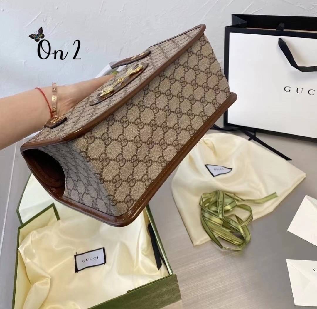GUCCI Horsebit 1955 mini leather-trimmed printed coated-canvas tote / GUCCI Horsebit 1955 mini top handle bag กระเป๋าสะพายทรงกล่อง พร้อมสายสะพายยาว งานเปิดด้านบน หน้าติดอะไหล่ horsebit สีทองปั้มทุกจุด สวยหรูดูดีมากค่ะ