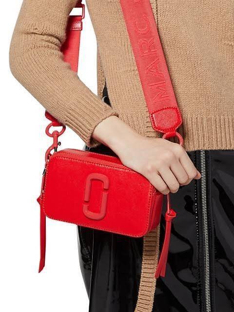 Marc Jacobs Snapshot Bag กระเป๋าแบรนด์ดังจากสัญชาติอเมริกัน นับได้ว่ารุ่นนี้เป็นรุ่นทรงฮิตเลยทีเดียว โดยด้านหน้ากระเป๋าจะเป็นโลโก้แบบโลหะที่เป็นสัญลักษณ์ของแบรนด์นี้ มาพร้อมสายสะพายที่จะสะพายยังไงก็ดูโดดเด่น เพราะขนาดใหญ่ที่สกรีนตัวอักษรโลโก้ ในรูปแบบต่าง