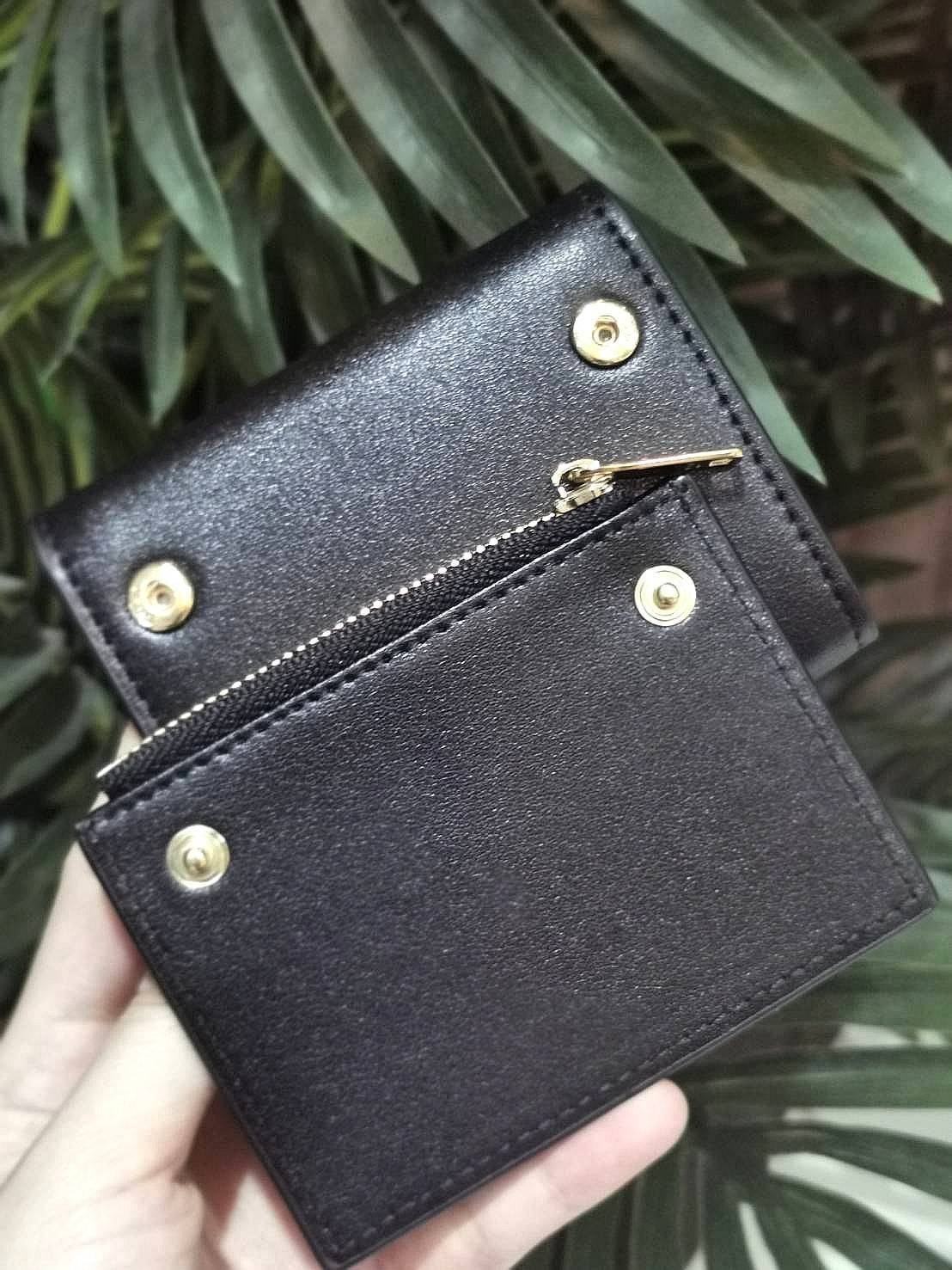 VIP 】CELINE SHORT WALLET VIP GIFT WITH PURCHASE GWP พรีเมี่ยมกิ๊ฟ Limited จาก CELINE HAUTE PARFUME DUTYFREE COUNTER วัสดุ Triomphe Canvas รุ่นใหม่เปิดปิดฝาพับกระดุม ภายในมีช่องแบ่งหลายช่อง ช่องใส่บัตรหลายช่อง ช่องใส่ธนบัตรใส่แบงก์พันได้เหมือนกระเป๋าสตางค์