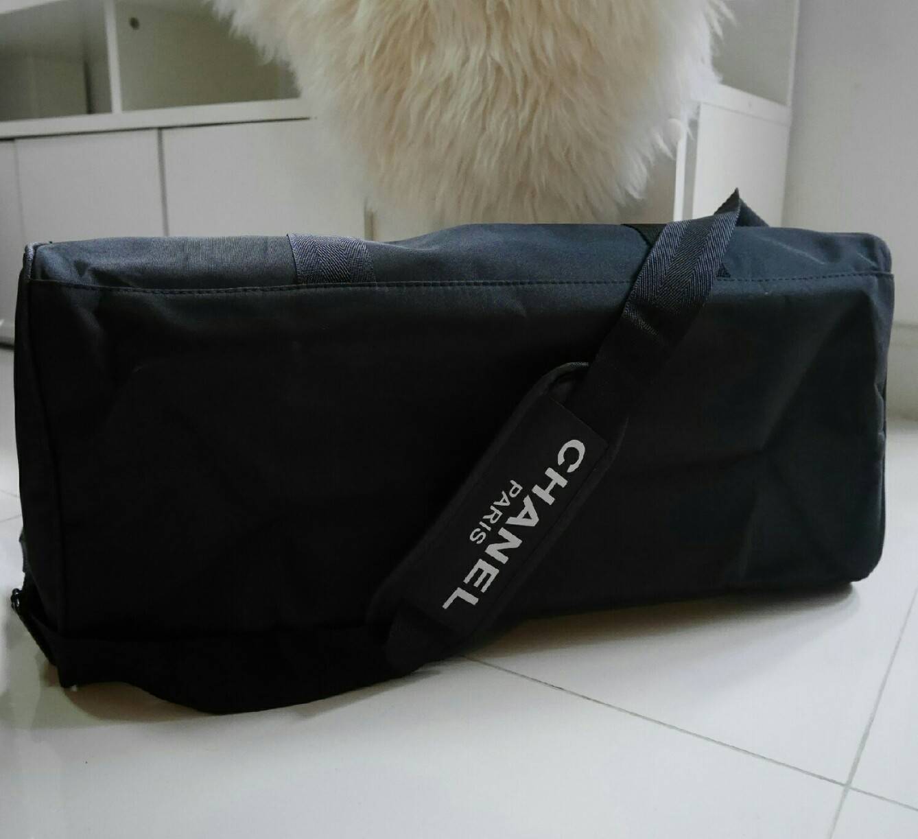 รุ่นใหม่ล่าสุด กับทรง travel & fitness bag กับ Chanel VIP Gift Bag Travel Bag Gym Duffel Weekend จากงานพรีเมี่ยมกิ้ฟแบรนด์หรูอย่าง Chanel ของแท้100% ตัวกระเป๋าเป็นผ้า Oxford หนาอย่างดี สกรีนโลโก้ GABRIELL CHANEL สีขาว เปิดปิดด้วยซิปแบรนด์ อะไหล่คุณภาพเยี่