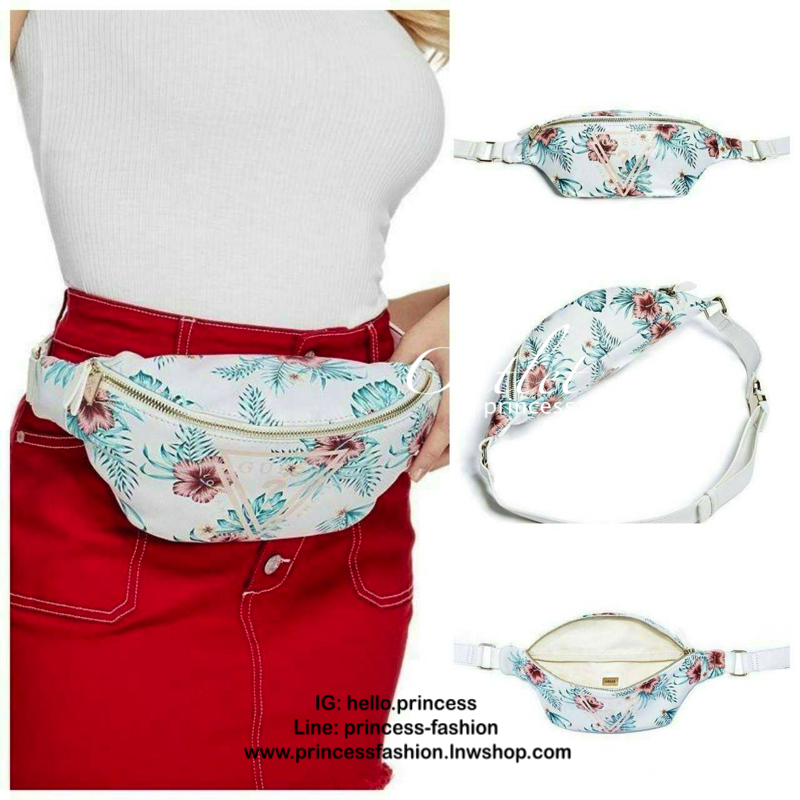 GUESS FERNANDA LOGO FANNY PACK กระเป๋าหนังนิ่มคาดเอว/อกพิมพ์ลายดอกไม้ดูอ่อนหวาน ด้านหน้าปั๊มโลโก้แบรนด์ทรงสามเหลี่ยม ตัวกระเป๋าเปิดปิดด้วยซิปใช้งานง่าย ภายในกระเป๋าโล่งกว้าง สามารถใส่มือถือได้ทุกรุ่น จุของได้เยอะ รับรองถูกใจสาวๆแน่นอนจ้า