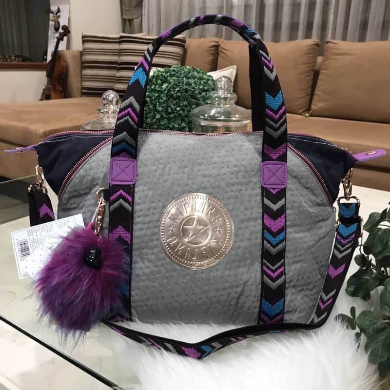 BEST SELLER! NEW! KIPLING ART TOTE BAG กระเป๋าถือหรือสะพายรุ่นใหม่ Special Limited Edition วัสดุ Nylon+Polyester 100% น้ำหนักเบาโดดเด่นที่สามารถรูดซิปมุมกระเป๋าเปลี่ยนทรงได้ไม่จำเจ มีหูหิ้วสะพายไหล่เเละสายยาว crossbody เลื่อนปรับระดับได้ มือจับหูหิ้วเป็นห