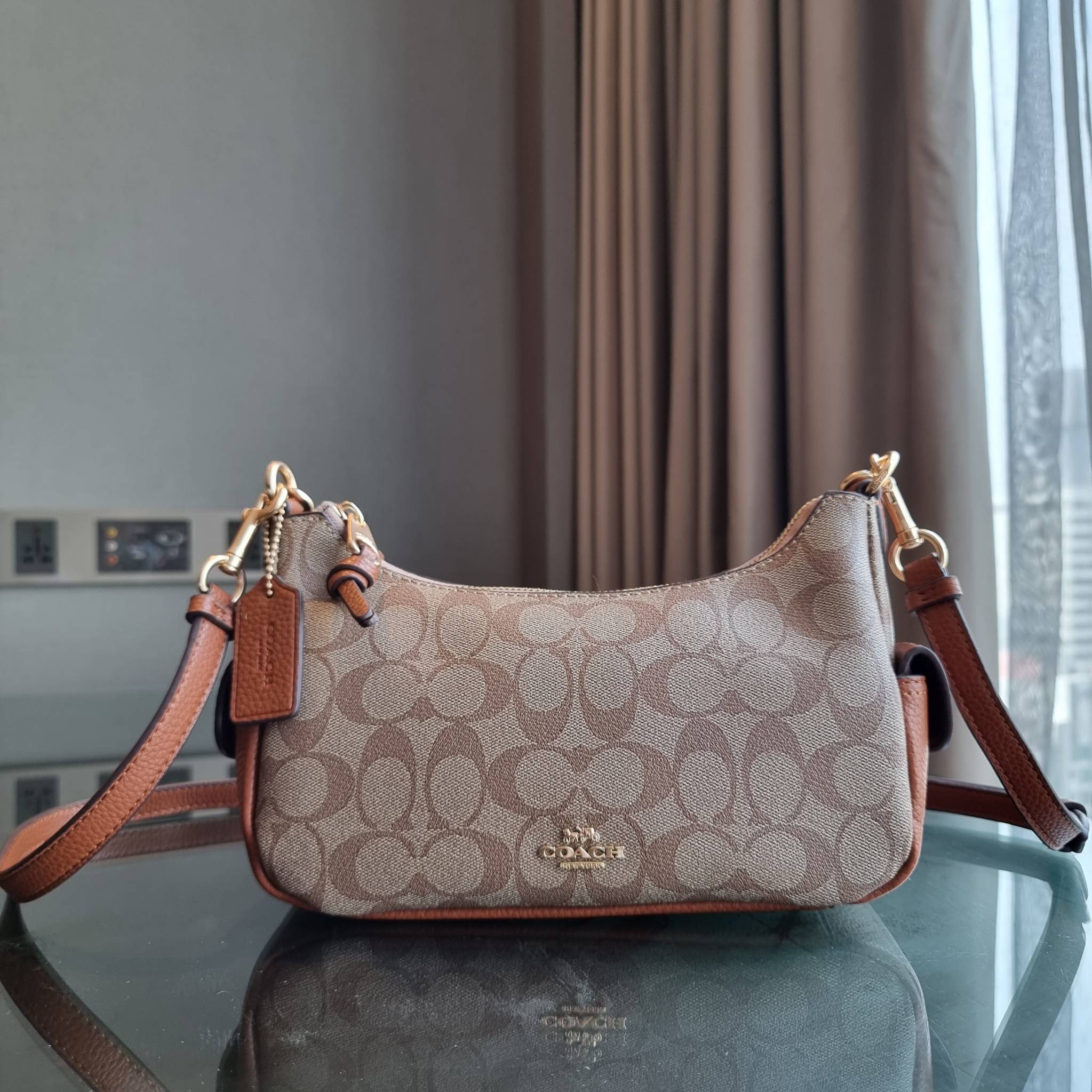 COACH C7223 PENNY SHOULDER BAG 25 IN SIGNATURE CANVAS คอลเลคชั่นเพนนีสุดคิ้วท์ ในรูปแบบของกระเป๋าสะพายไหล่กึ่งทรงพอช พร้อมเสิร์ฟความสวยถึงบ้านไปเลย!! ด้วยดีไซน์คลาสสิคย้อนยุค ที่แอบแฝงความเรียบหรู มาพร้อมสายสะพาย 2 เส้น เป็นสายคล้องมือและสายสะพายครอสบอดี้