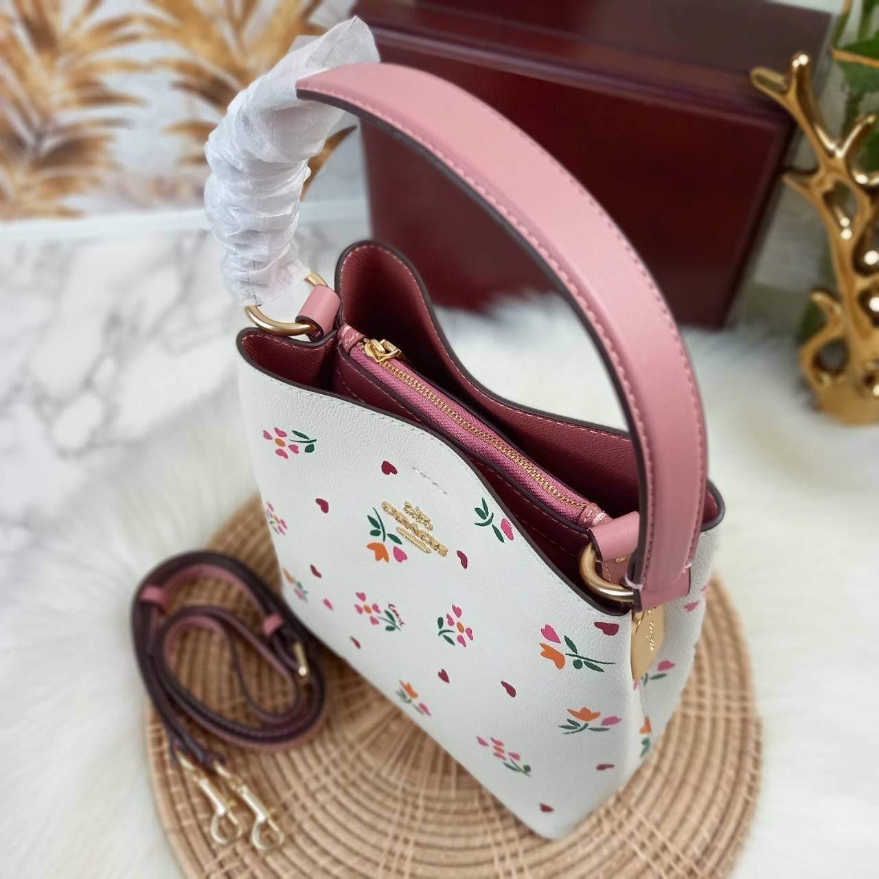 COACH SMALL TOWN BUCKET BAG WITH HEART PETAL PRINT(C7975//C7976)🌺💞กระเป๋าถือ กระเป๋าสะพาย ทรงฮิตยอดนิยมตลอดกาล>>ปริ้นลายดอกไม้รูปหัวใจมินิ น่ารักเกินเบอร์มาก🥰 ไม่ว่าจะออกมาคอลเลคชั่นไหนๆ ก็ครองใจสาวๆไปได้ทุกรุ่น/ วัสดุหนังแคน