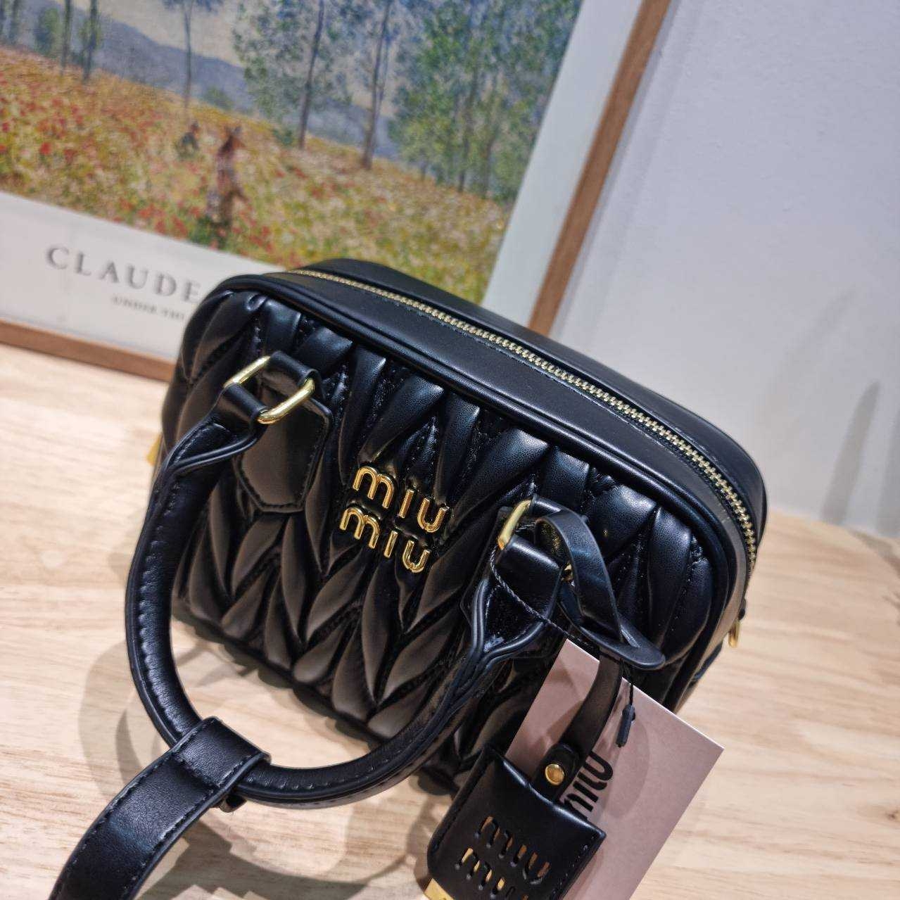 MIU MIU ARCADIE METELASSE MINI LEATHER BAG กระเป๋าถือ/สะพายสุดชิค ที่ไม่มีตอนนี้คือพลาด ดีไซน์เพิ่มดีเทล ด้วยการเดินด้ายเป็นเอกลักษณ์ สวยดูแพง