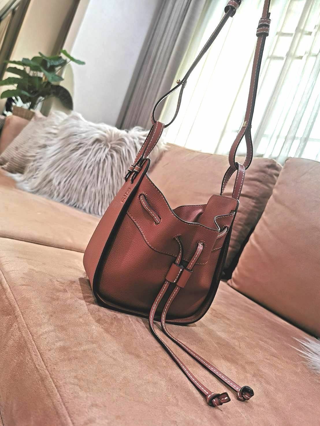 LOEWE HANDLE & SHOULDER BAG GIFT WITH PURCHASE (GWP) กระเป๋าถือหรือสะพายหนังแท้พรีเมี่ยมกิ๊ฟ Limited จาก LOEWE PERFUME DUTYFREE รุ่น Rare items สุดๆวัสดุหนังแท้ Calfskin หนังสวยดีไซน์คงเอกลักษณ์แบรนด์ สามารถปรับใช้ได้หลายทรงด้านข้างมีหูรูดปรับขยายทรงได้ภา