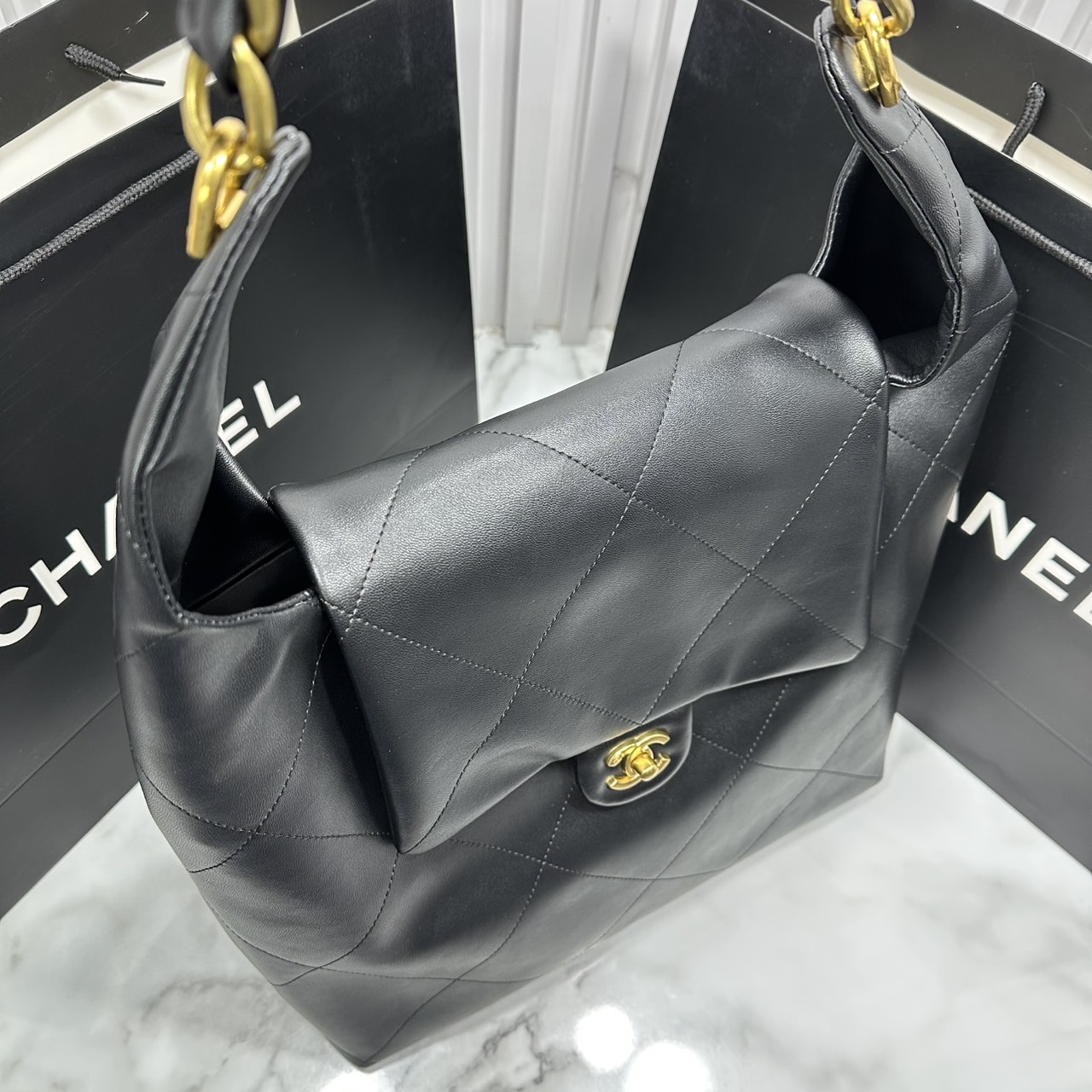 ORI หนังแท้ | CHANEL Large Hobo Bag กระเป๋าสะพายทรงโฮโบใบใหญ่ ภายในโล่งกว้างจุของได้เยอะ มาพร้อมใบเล็กสะดวกใช้งาน รุ่นใหม่สําหรับ Fall 2025