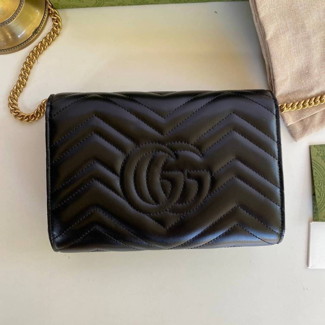 GUCCI Marmont Wallet on chain Leather / GG Marmont Chain Wallet เกรดเทพออริจินอล หนังแท้ งานสวยน่ารักมาก ใส่โทรศัพท์ได้ทุกรุ่น หนังวัวแท้นิ่มมาก ใส่การ์ด ใส่บัตร ได้เยอะมากๆ ฝ่าปิดแบบกระดุมใช้งานง่าย *กระดุมมีโลโก้ Gucci * งานสวยละเอียดยิบย่อยทุกจุด ภาพถ่