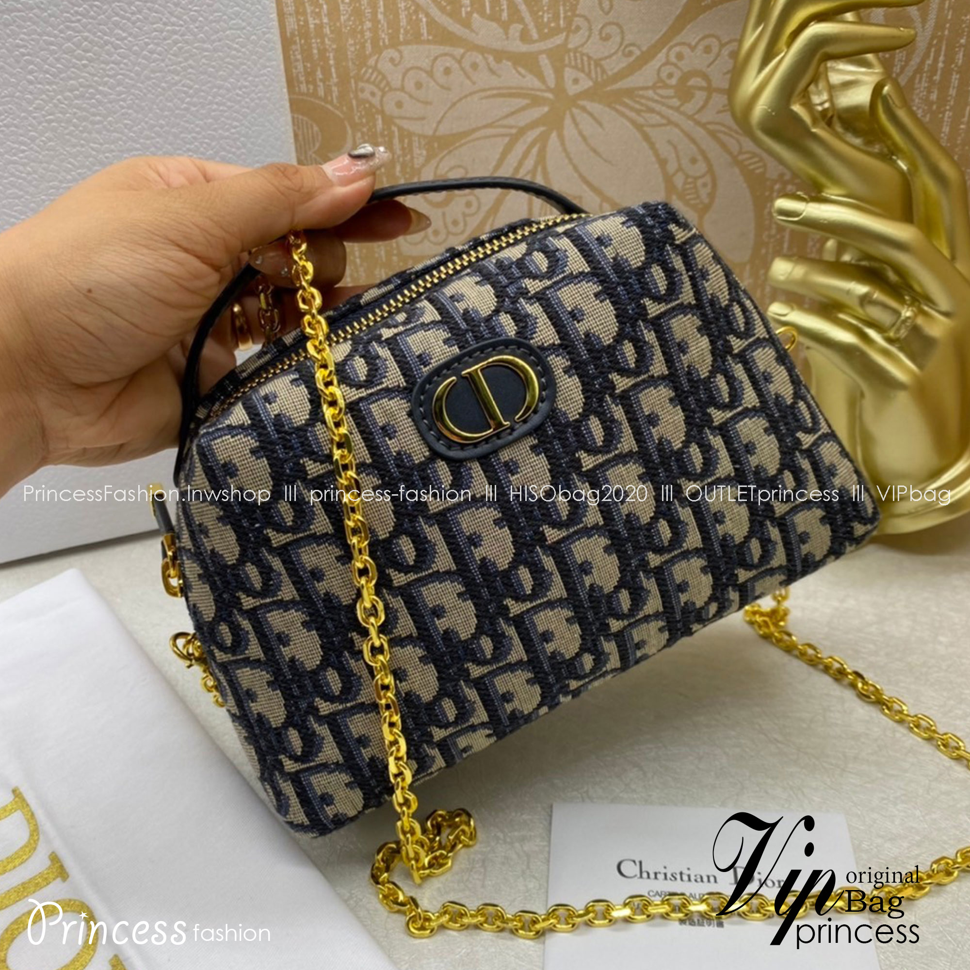 DIOR 30 MONTAIGNE D-COSY MINI BAG | Blue Oblique Jacquard / Dior vanity พลาดไม่ได้เลยกับคอลสุดหรู ดีไซน์ใหม่ 2023 รูปทรงคลาสสิค พร้อมหูจับในตัว สะดวกใช้งาน สะพายข้างเป็นโซ่เดี่ยว กระเป๋าสะพายเอนกประสงค์ ที่สามารถใช้สะพายได้ทุกวันอย่างคล่องตัว