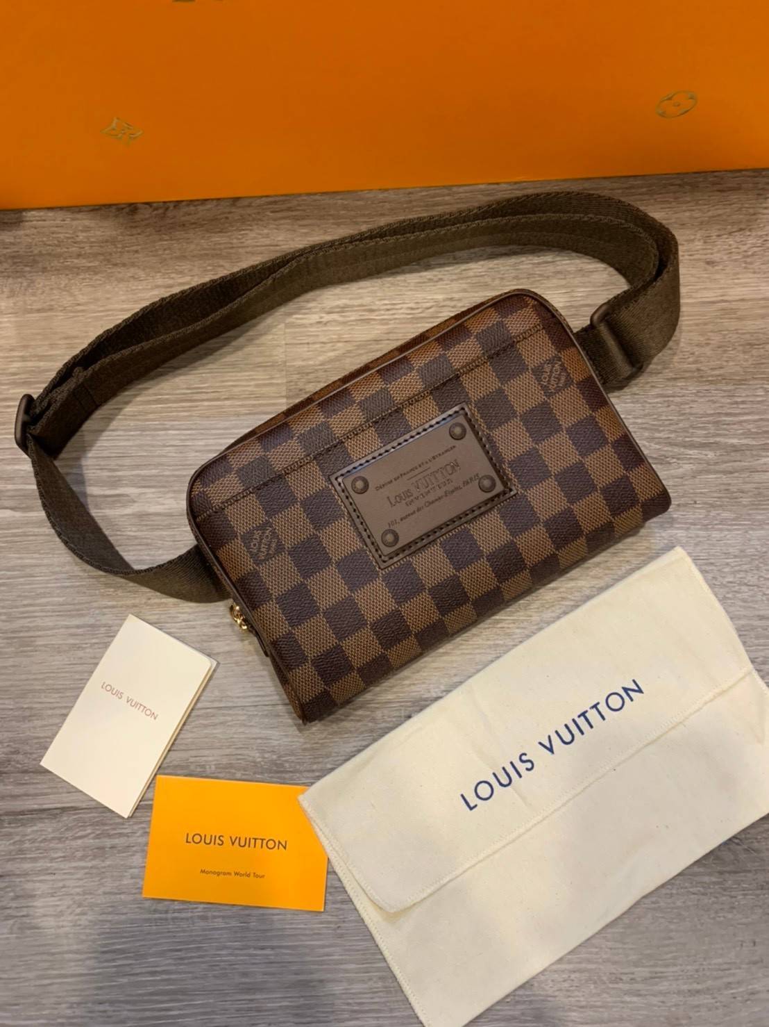 พร้อมส่งที่ไทย!! ที่นี่ที่เดียว LOUIS VUITTON Damier Ebene Brooklyn Bum Bag Louis Vuitton BeltBag กระเป๋าคาดอก คาดเอวสุดหรู งานหนังแท้ มีจำนวนจำกัดนะคะ