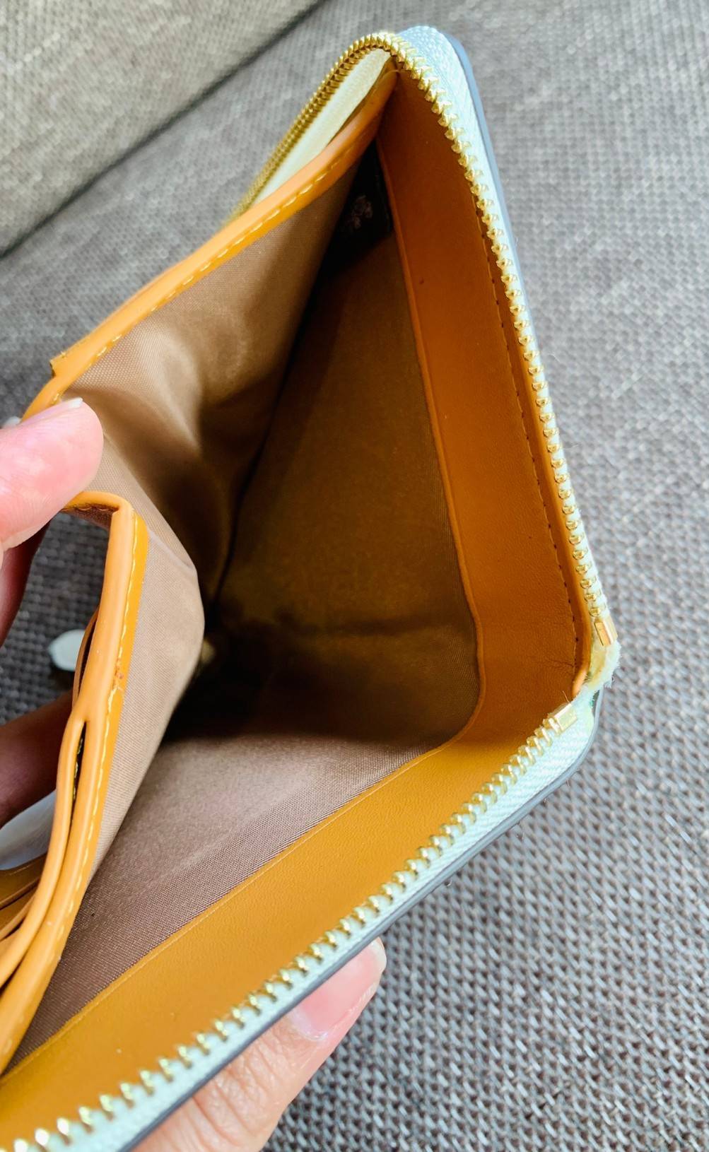 COACH X PEANUTS MEDIUM ID ZIP WALLET WITH WOODSTOCK((C4604)) 📣พร้อมส่งค่ะ! กระเป๋าเงินใบกลาง ขนาดพอดีๆ 🔺ด้านหน้าปั้มตัวการ์ตูน พร้อมตัวอักษรภาษาอังกฤษ นูนเด่นชัด ซุกซน น่ารักมากๆค่ะ ✔️เปิดปิดกระเป๋าแบบซิป ภายในมีช่องเสียบบัตรได้ถึง1