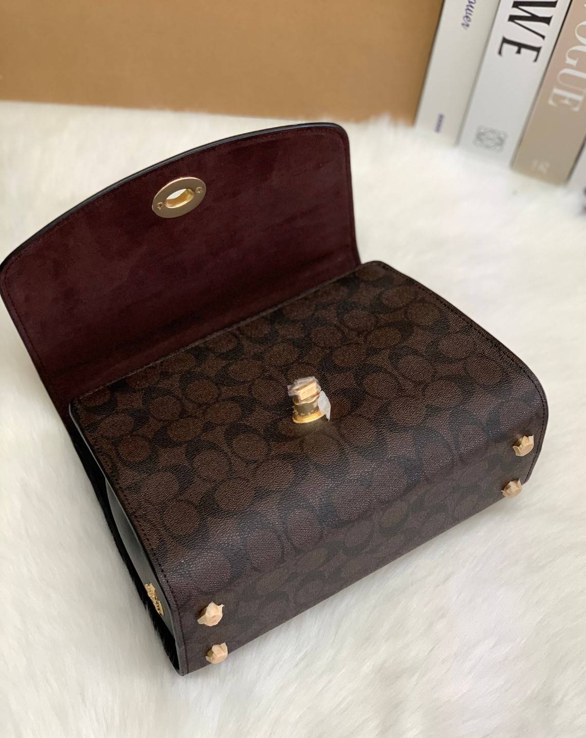 สวย หรู ดูดี รุ่นนี้กัยเลยค่า!! COACH TILLY TOP HANDLE SATCHEL IN SIGNATURE ((76620)) พร้อมส่งความสวย ห้ามพลาดค่ะ! กระเป๋าหิ้ว//คล้องมือ//สะพายข้างได้ ทรงสวย หนังแท้เรียบ+ลายCได้สวยงามค่ะ เปิดปิดกระเป๋าแบบหมุนล็อค ภายในมีช่องหลักใส่ของ2ช่อง สามารถใส่กระเป