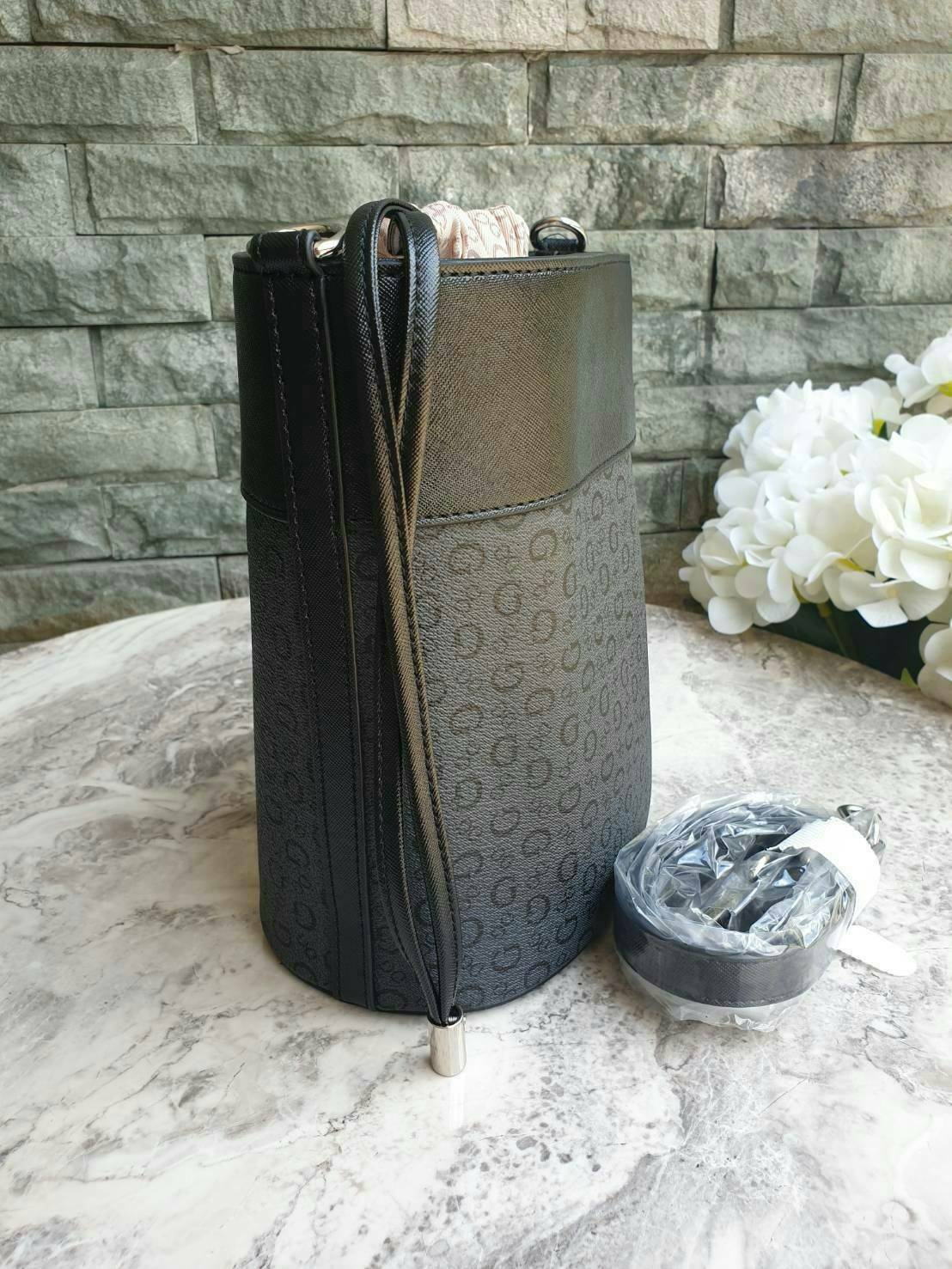 3สี Guess Bucket Bag กระเป๋ารุ่นใหม่ล่าสุด อวดไอเทมแสนเก๋กับกระเป๋าทรงถังสุดน่ารัก พิมพ์ลายรอบใบ วัสดุ Saffiano PU คุณภาพดี นิ่ม น้ำหนักเบา ด้านหน้าประดับด้วยโลโก้แบรนด์สวยโดดเด่น เปิดปิดด้วยเชือกหนังใช้หูรูดปลายเชือกประดับอะไหล่เงินสะดวกใช้ ด้านในโล่งกว้