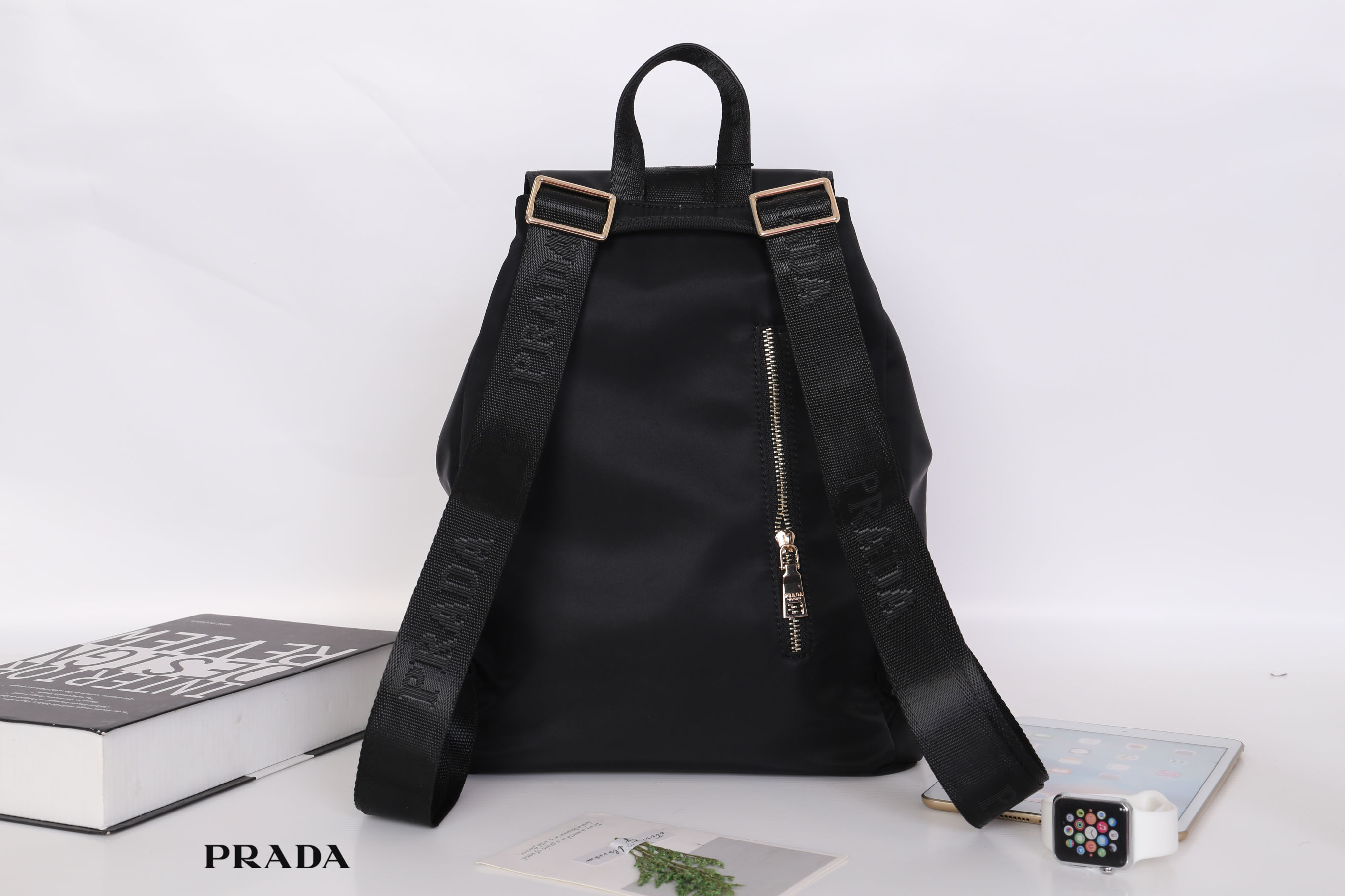 Prada Nylon Drawstring Backpack Bag สินค้า Premium gift จากเค้าเตอร์แบรนดืต่างประเทศ แท้ 100% กระเป๋าสะพายเป้ รุ่น Limited Edition VIP GIFT ทำจากวัสดุผ้า Nylon เนื้อหนา คุณภาพดี ทรงสวย ดีไซน์เกร๋ สไตล์ Prada ด้านหน้ามีช่องกว้างใส่ของจุกจิก อะไหล่ทอง สวยหร