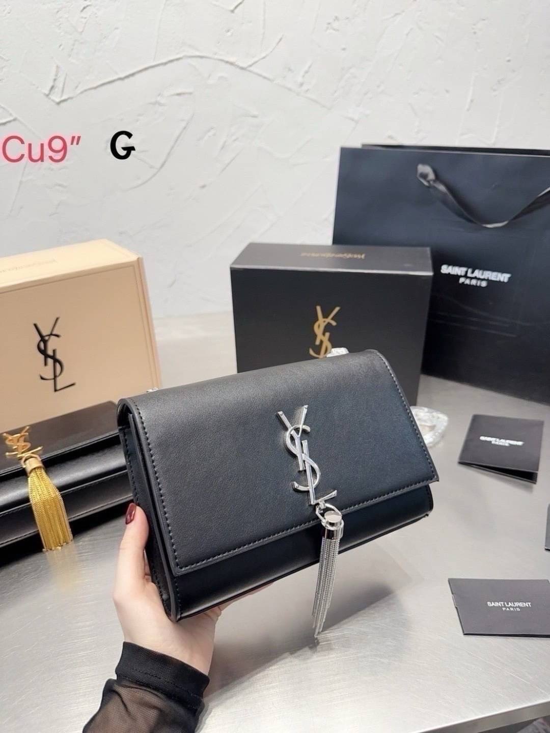 YSL KATE SMALL TASSEL BAG กระเป๋าสะพายทรง woc ที่สุดของความฮอต เป็นเอกลักษณ์ความหรูของแบรนด์เลยก็ว่าได้ ดีไซน์เรียบแต่หรูของจริง เพิ่มดีเทลพู่ห้อยสวยโดดเด่น -- [รับตัวแทนกระเป๋า]