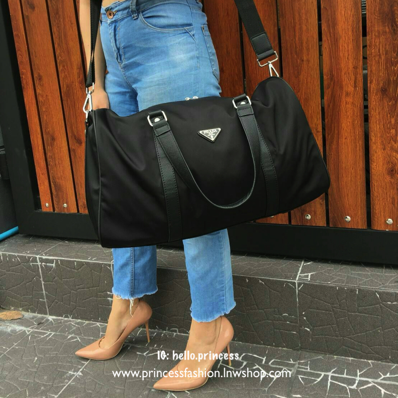 ของมันต้องมี♡ มาใหม่กับ กระเป๋าทรง Travel Bag ใส่ของได้เยอะมาก ไปต่างประเทศได้สบายคะ หมดห่วง *ผู้หญิงทุกคนต้องมี ตัวกระเป๋าทำจากผ้า Nylon อย่างดี สามารถกันน้ำได้ ทรงสวยมากคะ มีความอยู่ทรงในระดับนึงด้านหลังมีช่องซิป มาพร้อมอะไหล่เงิน ด้านในมีป้ายหนั