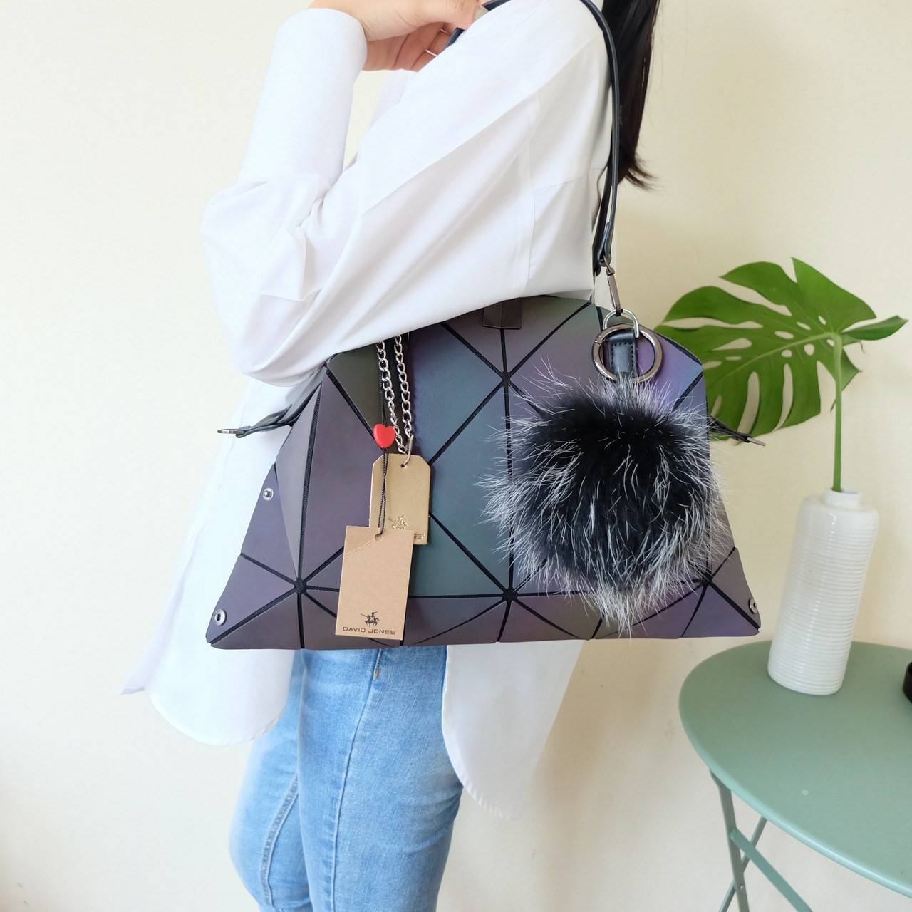 มาใหม่ กระเป๋าถือ/สะพาย ทรงสวย เหมือนซื้อ1ได้4 โอ้ย 🤩🤩 คุ้มสุดๆไปเลยค่า เพราะตัวกระเป๋าปรับได้ถึง4 แบบตามการใช้งานเลยน๊าแถมตัวกระเป๋าน้ำหนักเบาอีกด้วย ✨✨✨ สายสะพายถอดได้แถมสายยาวให้อีก 1 เส้น กระเป๋าทรงสุดฮิตจากแบรนด์ 