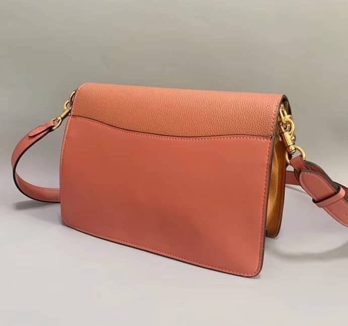 OUTLET 】COACH Tabby Shoulder Bag พร้อมส่งที่ไทย A modern take on an archival 1970s Coach design, our structured Tabby shoulder bag is crafted in polished pebble leather. Finished with our Signature hardware for an iconic touch, the versatile silhouette fe