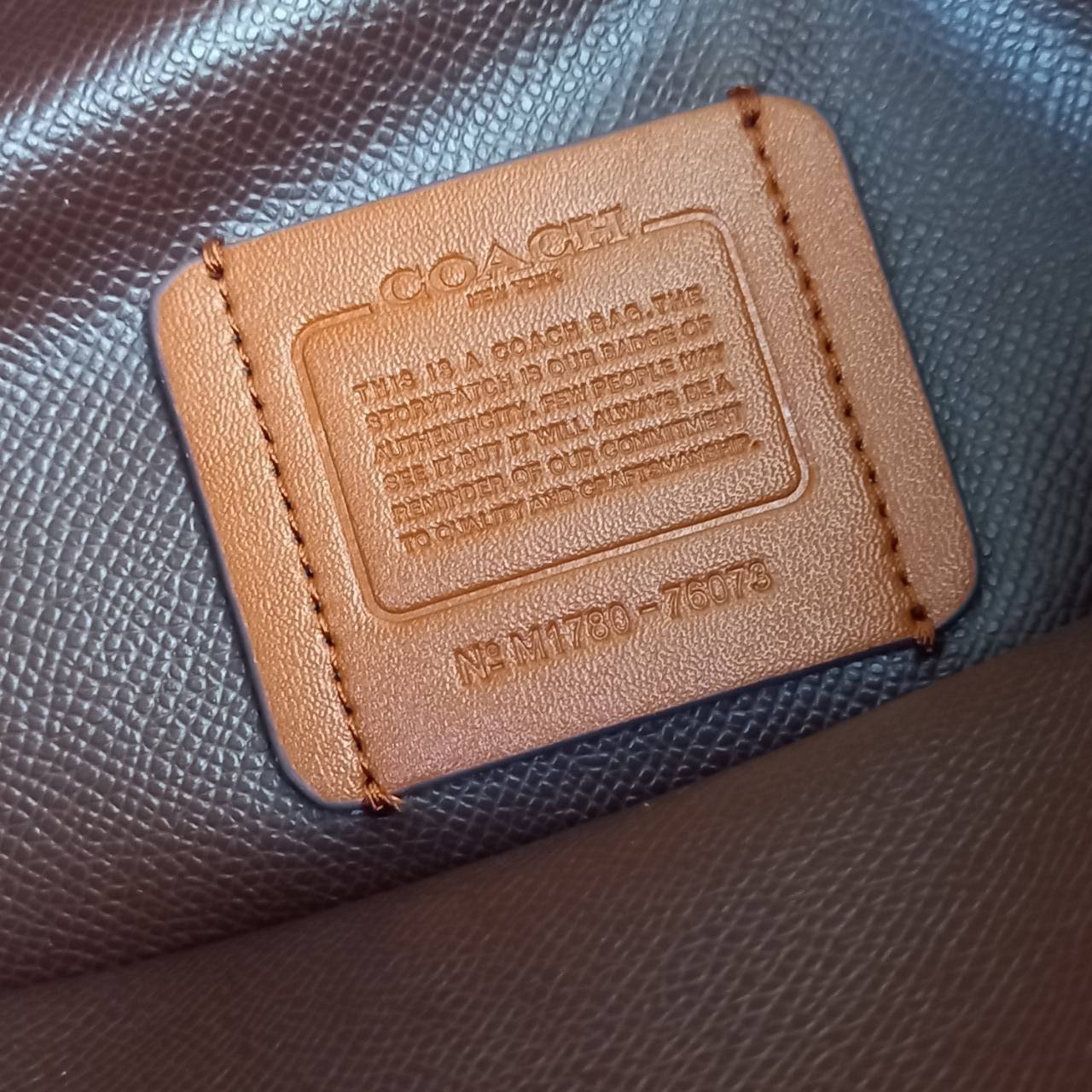 COACH CHARLIE CARRYALL IN SIGNATURE CANVAS (31210) ðšāđāļĢāļĩāļĒāļāļŦāļĢāļđ āļāļĨāļēāļŠāļŠāļīāļ//āļāļĢāļ°āđāļāđāļēāļāļ·āļ āļāļĢāļ°āđāļāđāļēāļŠāļ°āļāļēāļĒ āļāļĢāļ TOTE āļŠāļļāļāļŦāļĢāļđāļŦāļĢāļē āļāļĩāđāļāļāđāđāļāđ āđāļĄāđāļāļģāđāļ// āļ§āļąāļŠāļāļļāđāļāļāļ§āļēāļŠ āļāļŠāļĄāļŦāļāļąāļāđāļāđāļāļļāļāļ āļēāļāđāļĒāļĩāđāļĒāļĄ āļĢāļđāļāļāļĢāļāđāļāļāđāļāđāļ āļĨāļēāļĒ SIGNATURE āļŠāļ§āļĒāļĄāļēāļ// āļāđāļēāļāđāļāļĄāļĩ 2 āļāđāļāļāđāļĨāđāļāļāļ§āđāļēāļ āđāļĨāļ°āļāļĩāļ 1 āļāđāļāļāļāļīāļāļ