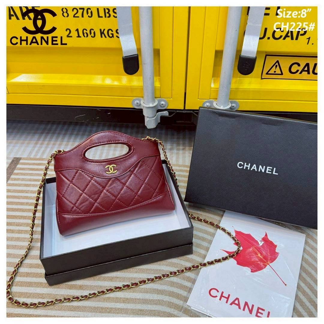 Chanel 31 Mini Shopping Bag กระเป๋าสะพายพร้อมหูจับในตัวทรงสวยมาก ขนาดกำลังดี ปุ๊กปิ๊กน่ารัก ใช้งานสะดวก แมทชุดง่าย ทุกลุค ทุกสไตล์ เป็นไอเท็มสวยรับทรัพย์ก่อนปีใหม่ได้เลย