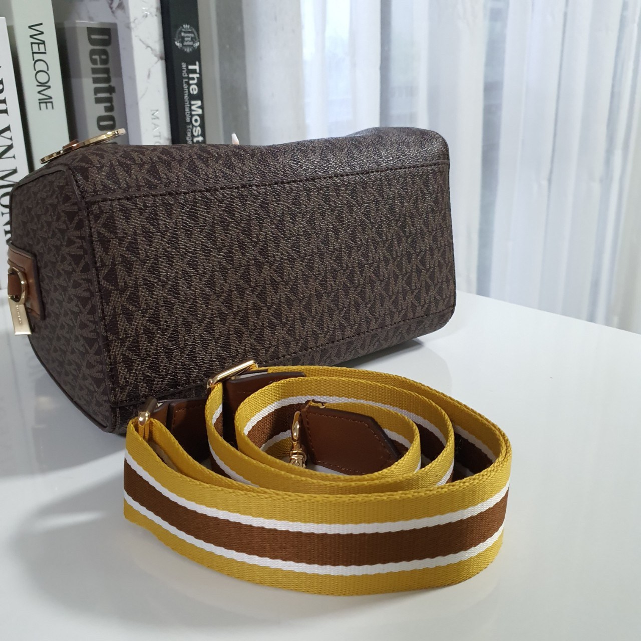 MICHEAL KORS HAYES DUFFLE BAG กระเป๋าสะพายทรงหมอนยอดฮิต ขนาดกลาง วัสดุหนังสังเคราะห์ปั้มลาย MK ทั้งใบ สวยอยู่ทรง ประดับโลโก้แบรนด์ด้านหน้า ด้านในบุผ้าไนลอน มีช่องซิปอีกหนึ่งช่อง สามารถใส่กระเป๋าสตางค์ใบยาว มือถือ iphone เงิน ของจุกจิกได้ มาพร้อมแท็กห้อยสุ