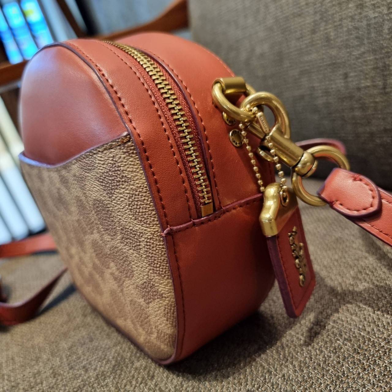 COACH 38680 CANTEEN CROSSBODY IN SIGNATURE CANVAS กระเป๋า crossbody รุ่นหายาก ทรงกลมสวยเด่น มีดีเทลเพิ่มความหรู ด้วยสีของอะไหล่ วัสดุหนังแคนวาสสลับหนังแท้ มีช่องย่อย เปิด-ปิดช่องหลักด้วยซิป ภายในโล่งกว้าง มีช่องซิปแยกให้อีก สายสะพายครอสปรับใช้ได้ตามตัว ใบ