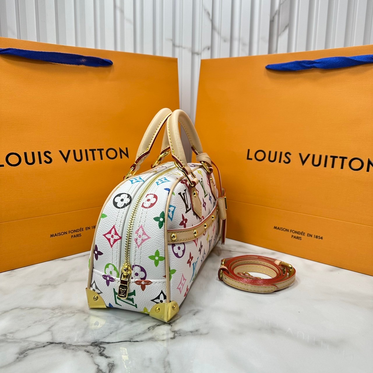 ORI | LV x TM Handbag East West Murakami ใหม่ล่าสุด กระเป๋าสะพายทรงสวย ดีไซน์ใหม่ หรู ดูผู้ดี แต่งแต้มดีเทลเปี่ยมชีวิตชีวาจากคอลเลคชั่น LV x Murakami คอมพลีตลุคด้วยที่ห้อยกุญแจรูปโบว์สุดเอ็กซ์คลูซีฟ