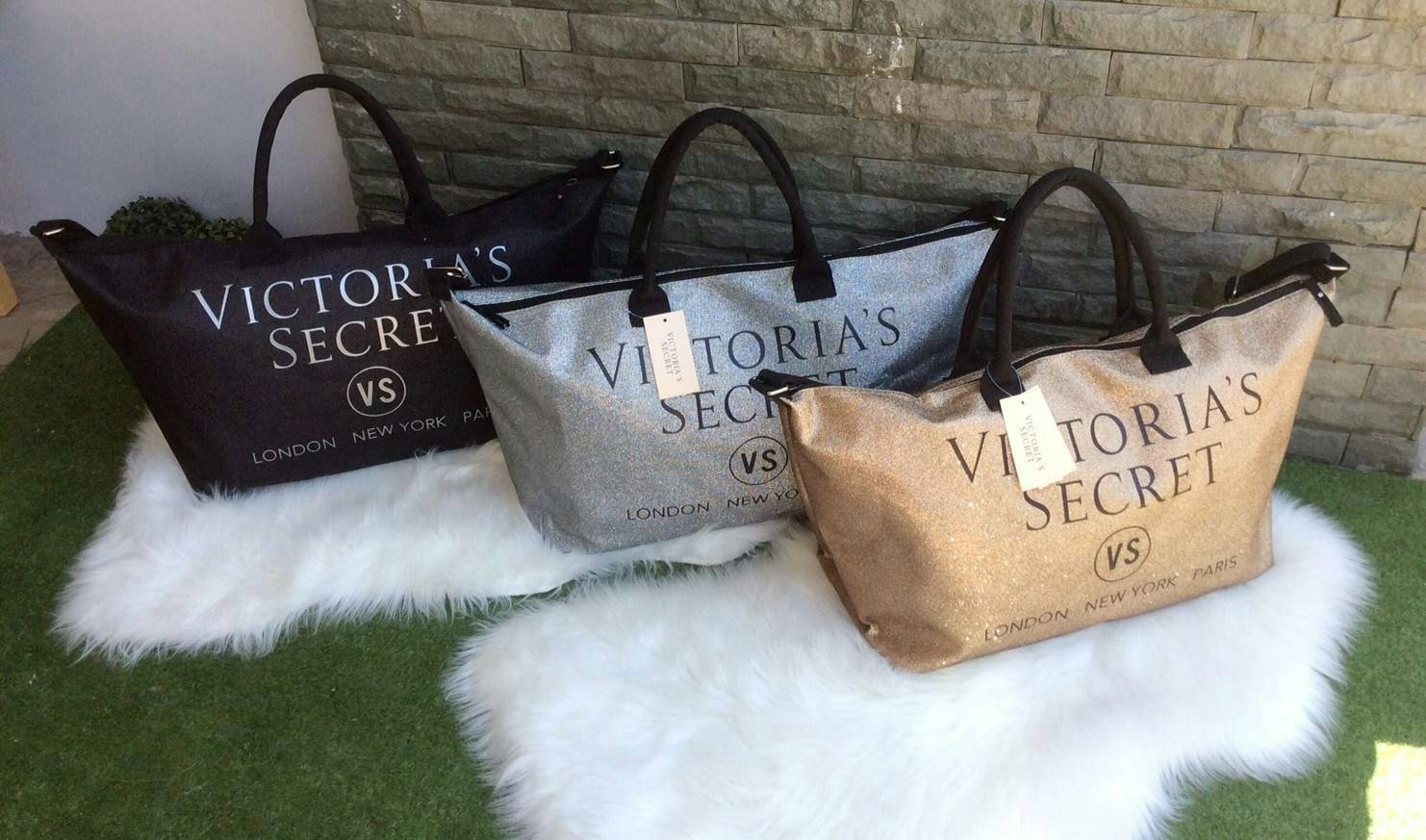 VICTORIA'S SECRET CANVAS GLITTER LARGE RUNWAY TRAVEL BAG 2017 กระเป๋าทรง Travel ใบใหญ่วัสดุ CANVAS GLITTER ด้านหน้าประดับโลโก้แบรนด์ glitter วิ๊งทั้งใบ เปิดปิดด้วยซิป ภายในกว้างจุสุดๆ ใส่เสื้อผ้าได้หลายชุด ไม่ว่าจะถือขึ้นเครื่อง, ไปต่างจังหวัด หรือไป