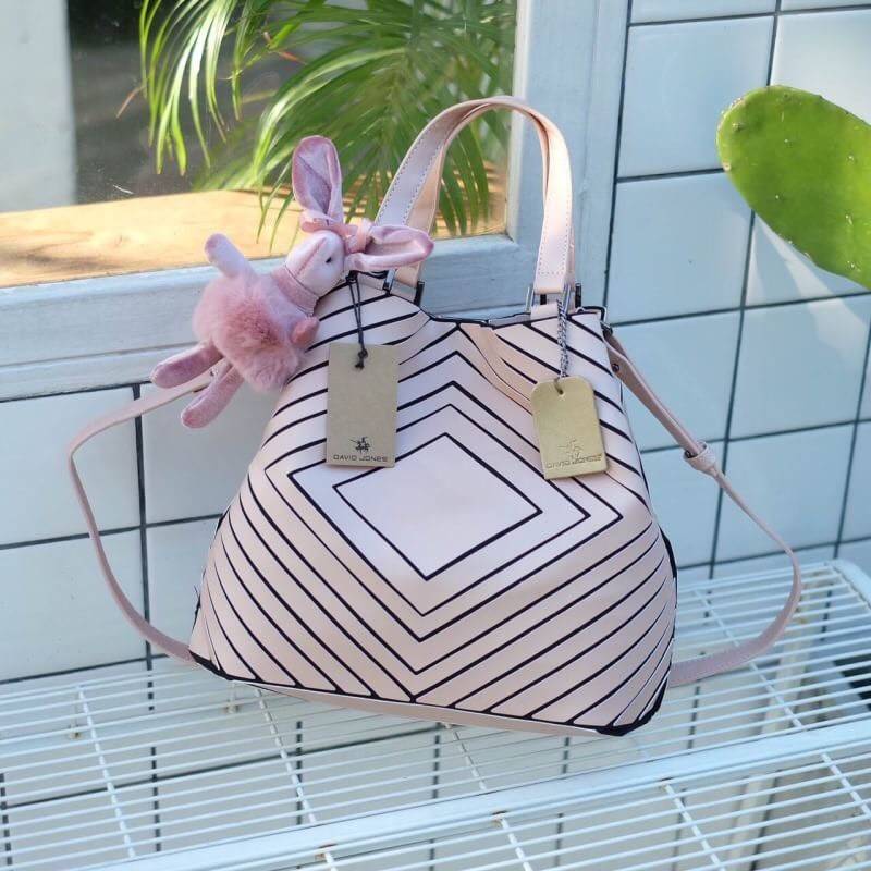 รุ่นขายดี Square shape ลาย Limited edition หายาก สวย modern มากค่า 👍ปรับทรงได้ 2 แบบ น่ารักมาก สี Rose morning สวยเข้ากับชุดง่ายมาก 💥💥น้ำหนักเบาเพียงแค่ 3.5 ขีดเท่านั้น !!!! รอบนี้ มาพร้อม Bunny 🐰 DV ขนฟู เพิ่มความน่าร้ากกก