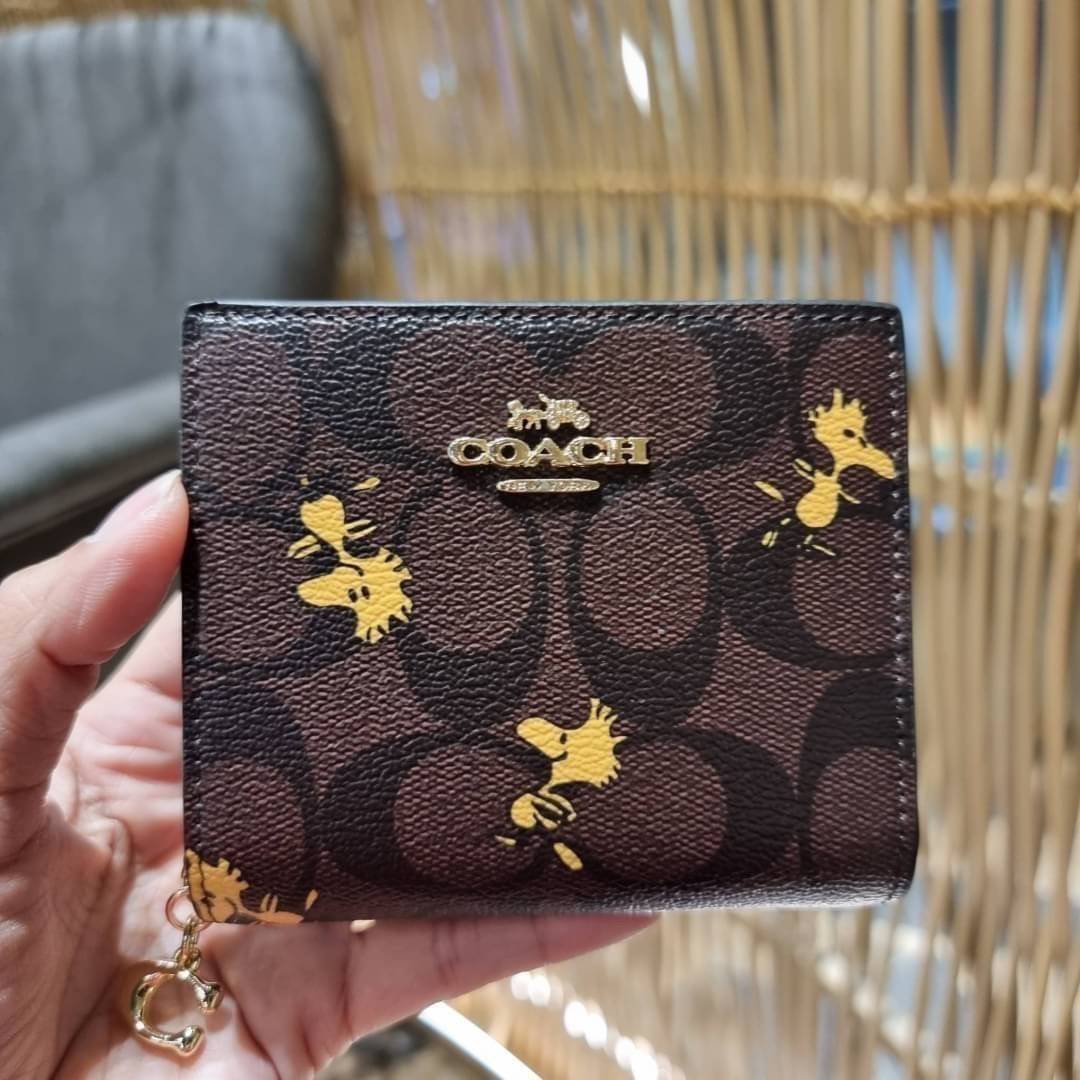 C4591 C4592 COACH COACH x PEANUTS SNAP WALLET IN SIGNATURE CANVAS WITH SNOOPY PRINT / WITH WOODSTOCK PRINT กระเป๋าสตางค์ใบเล็ก ขนาดกำลังเหมาะ ดีไซน์น่ารักอีกแล้วจ้า ♥️ มันน่ารักน่าใช้มาก โดดเด่นด้วยลายคอลเลคชั่นยอดฮิต วัสดุหนังแคนวาสเคลือบลาย เปิด-