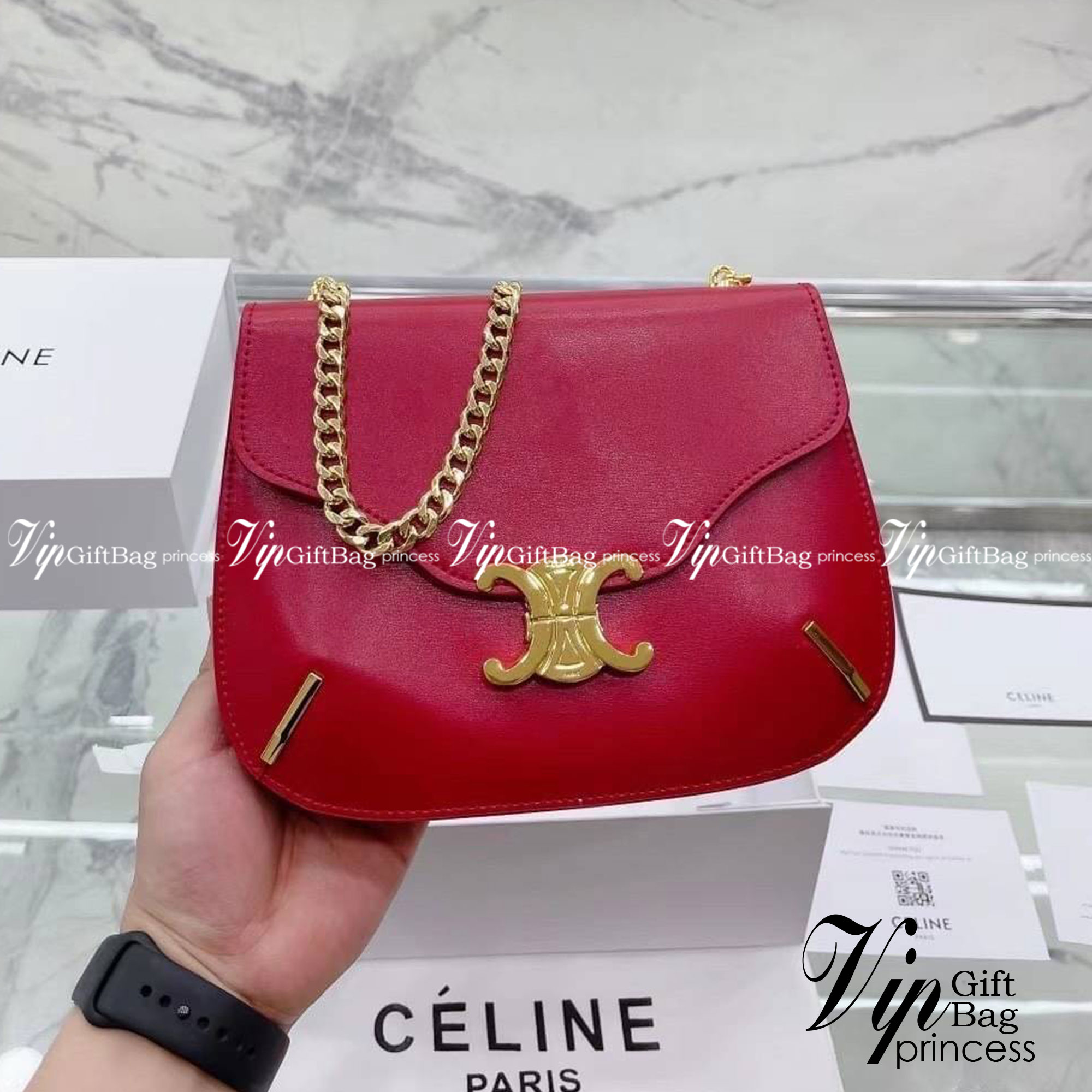CELINE chain besace triomphe in shiny calfskin กระเป๋าสะพายสายโซ่ซีลีน รุ่นใหม่ล่าสุด อีกหนึ่งรุ่นในซีรีส์ Triomphe ที่ได้รับความนิยมอย่างมาก ด้วยรูปร่างทรงโค้งมนมีความคลาสสิกตามแบบฉบับแบรนด์