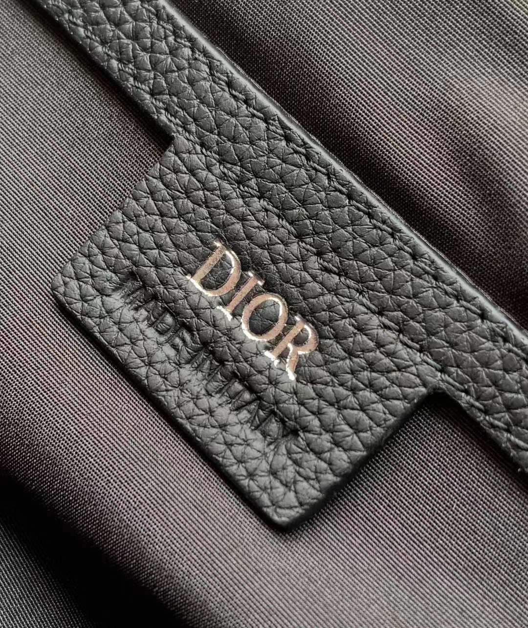 DIOR Hit the Road Messenger Bag with Flap กระเป๋าสะพายทรงแมสเซ็นเจอร์ รูปทรงใหม่ทันสมัย สง่างามเหนือกาลเวลา เกรดออริ สลับแท้ 1:1